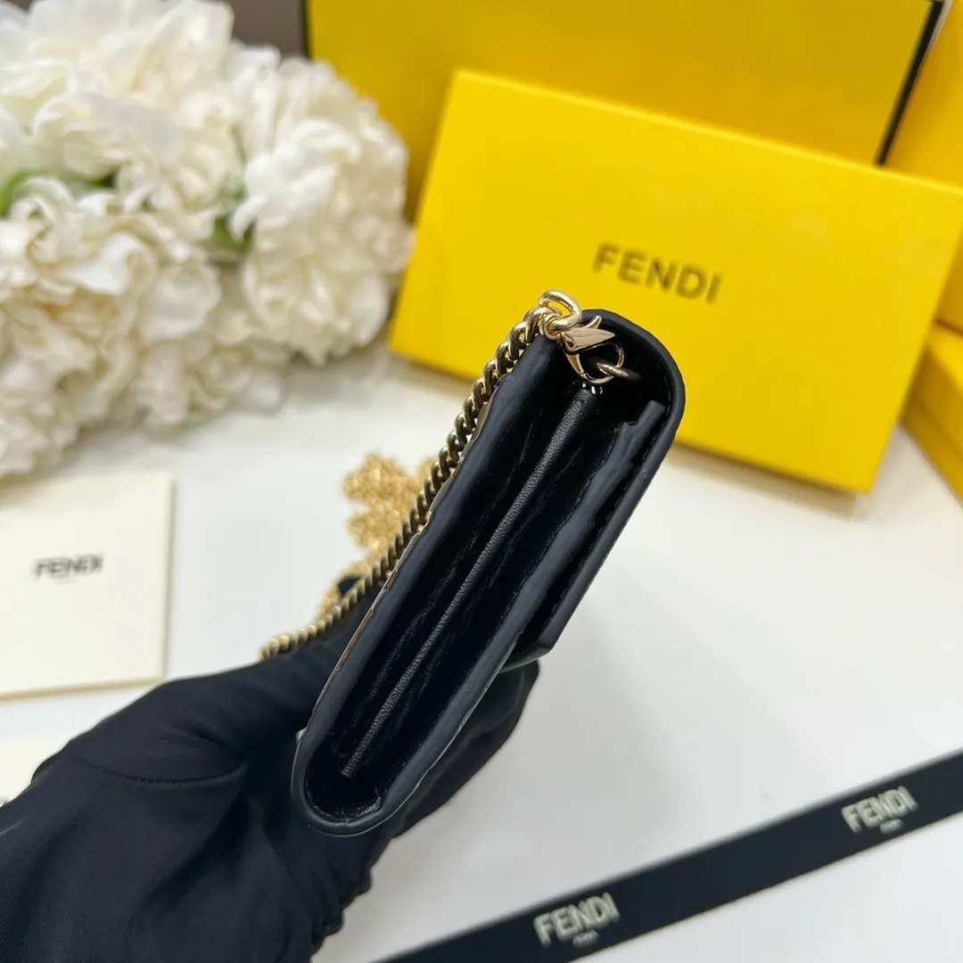 P105🎀Fendi 2604🎀颜色 黑棕色🎀尺寸 19*10.5*3.5 🎀Fendi 专柜同步，可肩背专柜品质顶级进口牛皮 海外订制钥匙扣五金 做工油边精湛