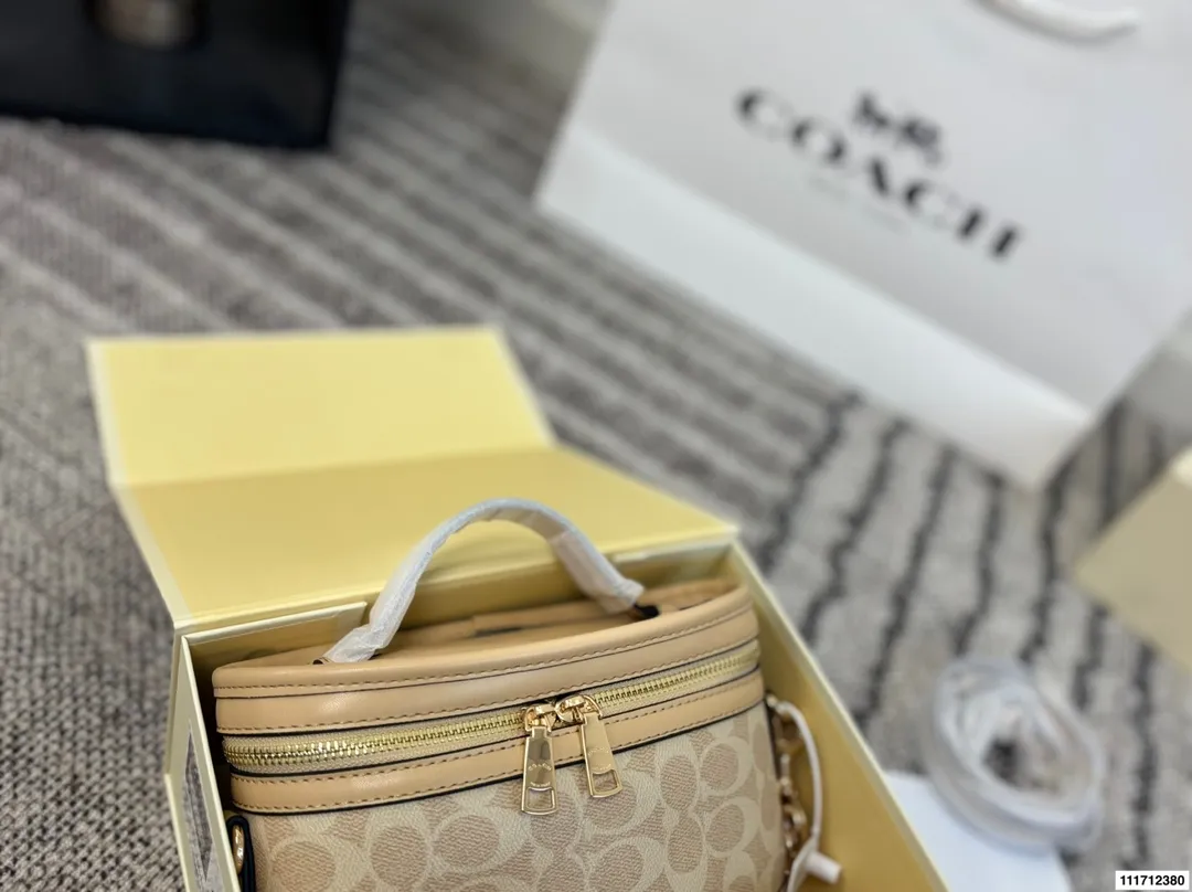 p150配折叠盒 尺寸22.13 Coach盒子包💕小可爱 新款圆饼斜挎包 一开始看到这个包 觉得一般般 不亮眼。结果背上身 惊了！超可爱！竟然是少女风格的！ 这个包真的很赞啊 1️⃣容量：小身板大容量啊，装手机+钱包+气垫+口红+纸巾，就足够了，完全没问题！ 2⃣️材质：是蔻驰家经典的花纹，很耐用的皮质。（肩带能调节 非常实用） 3⃣️风格：可爱 可爱真的可爱！ 完全没有coach其他款式老气的感觉！ 还真的蛮减龄的。 关键！棕色花纹很百搭，搭配裙子 裤子都很好看！风衣 毛衣 针织衫也能搭配！ 强烈建议入！