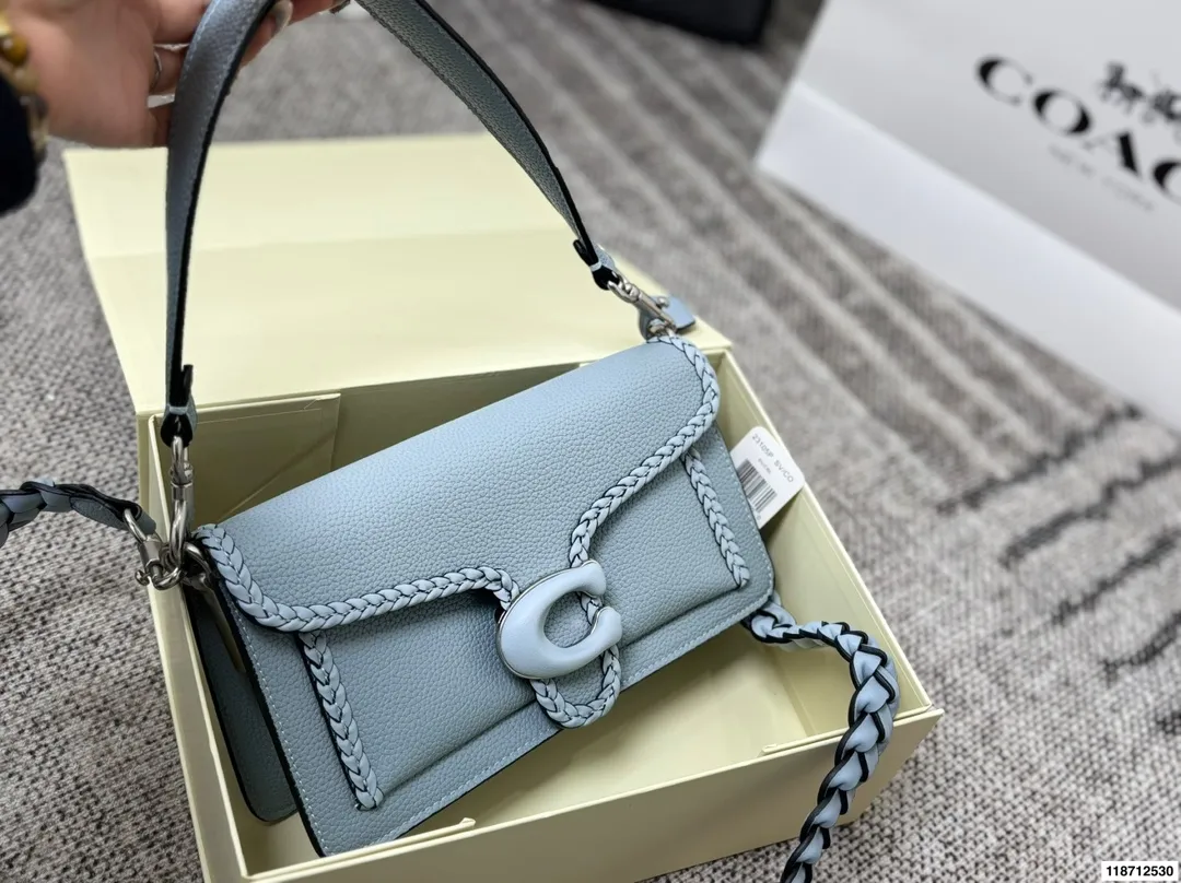 P170 蔻驰COACH Tabby编织酒神包 设计真的是开挂了上身效果绝美 一年四季搭配绝绝子 尺寸26×15配盒
