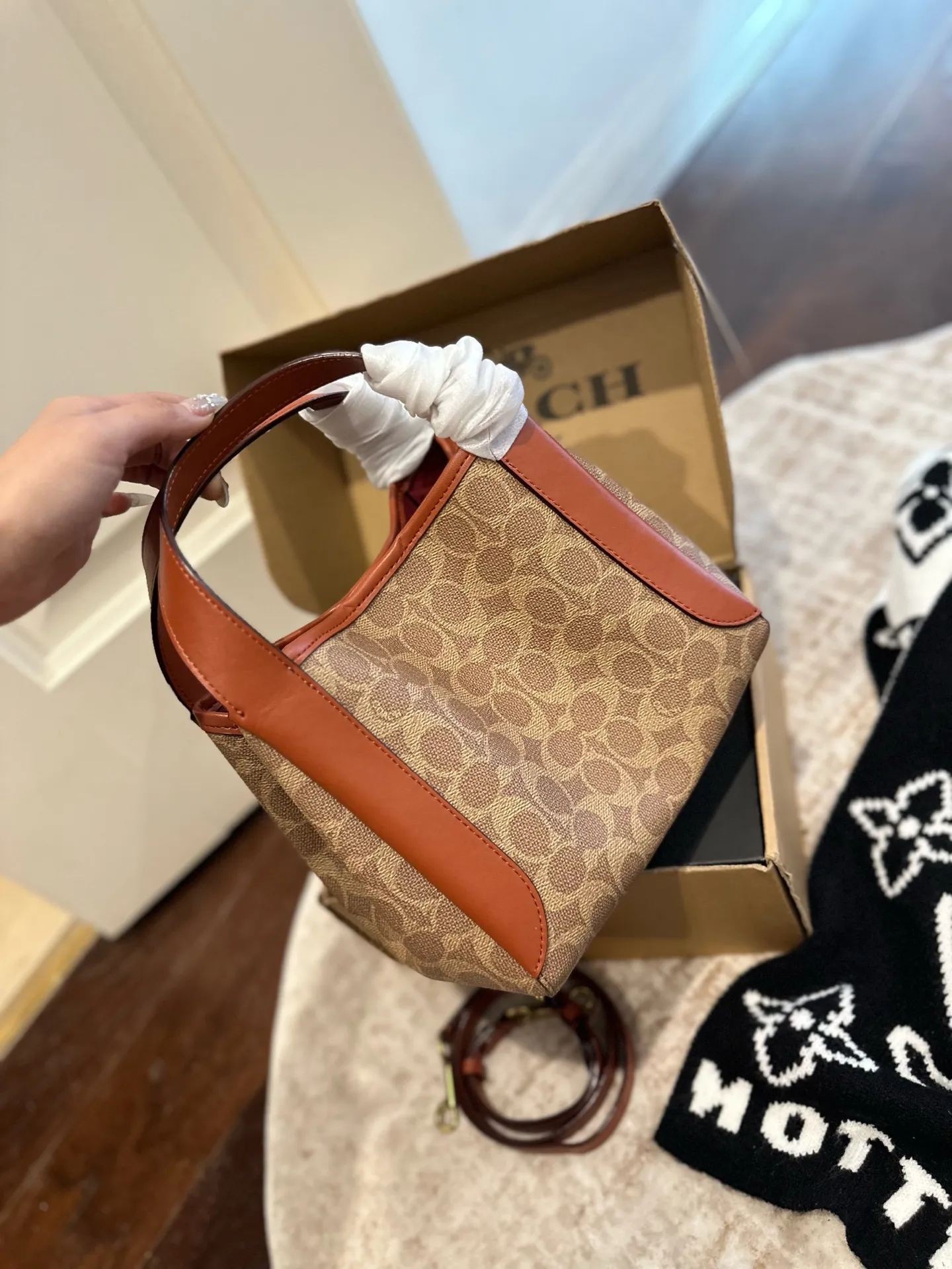 p185 礼盒包装 COACH新款NHadley美哭啦 COACH本月新款Hadley crossbody 可调节拼接肩带设计可腋下可斜挎 麂皮材质氛围感一整个电 真的不要太美 尺寸 23×25