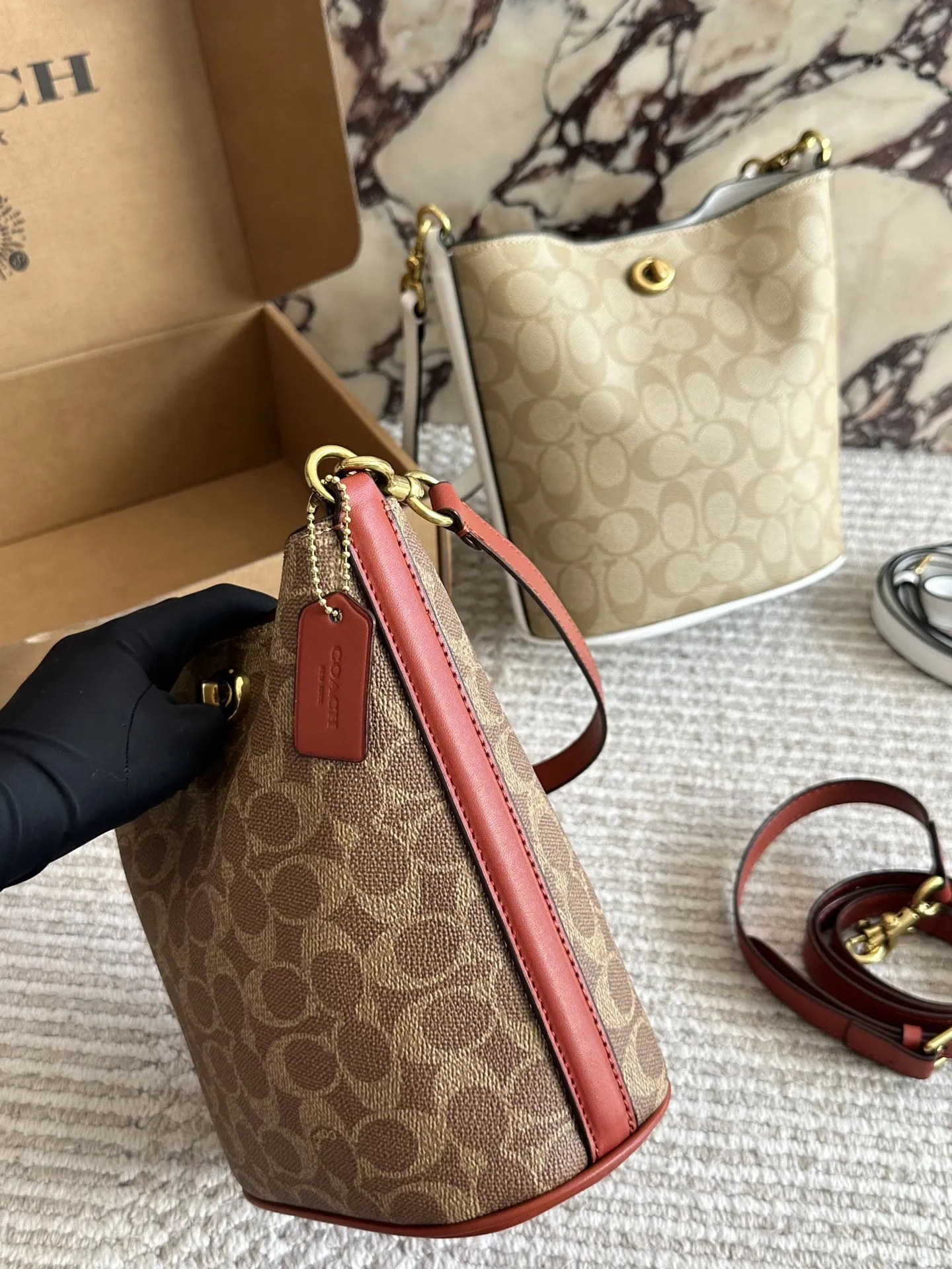 💰190 配盒 size：21 17cm C家 新款水桶包 蔻驰最新一季的 休闲随性的包型，立体饱满 腋下/斜挎都不成问题 通勤必备 搜索 coach 水桶