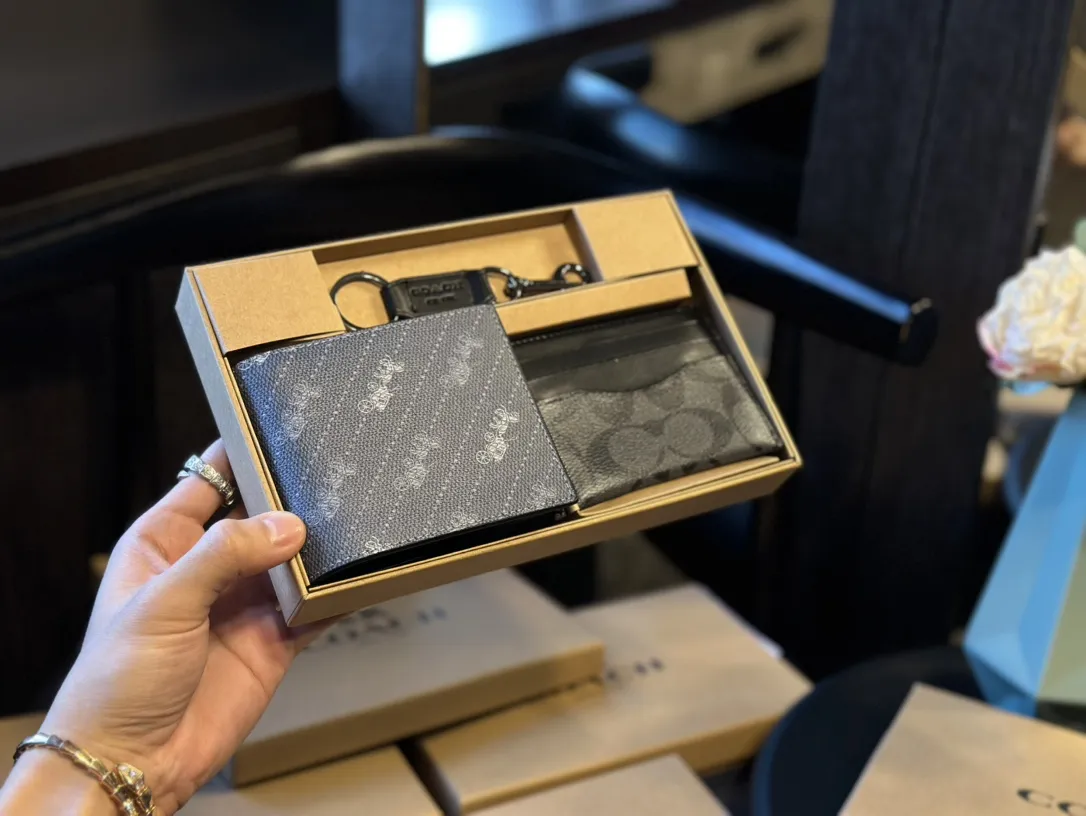 福利🐆p70 礼盒包装 Coach 高级男士钱包超级礼盒 钱夹+卡包+钥匙扣 男士钱包我一直喜欢的就是 Coach,因为它的辨识度高而且做工值得信任。而且设计简约,真皮抗磨耐用,送朋友、男友 首选