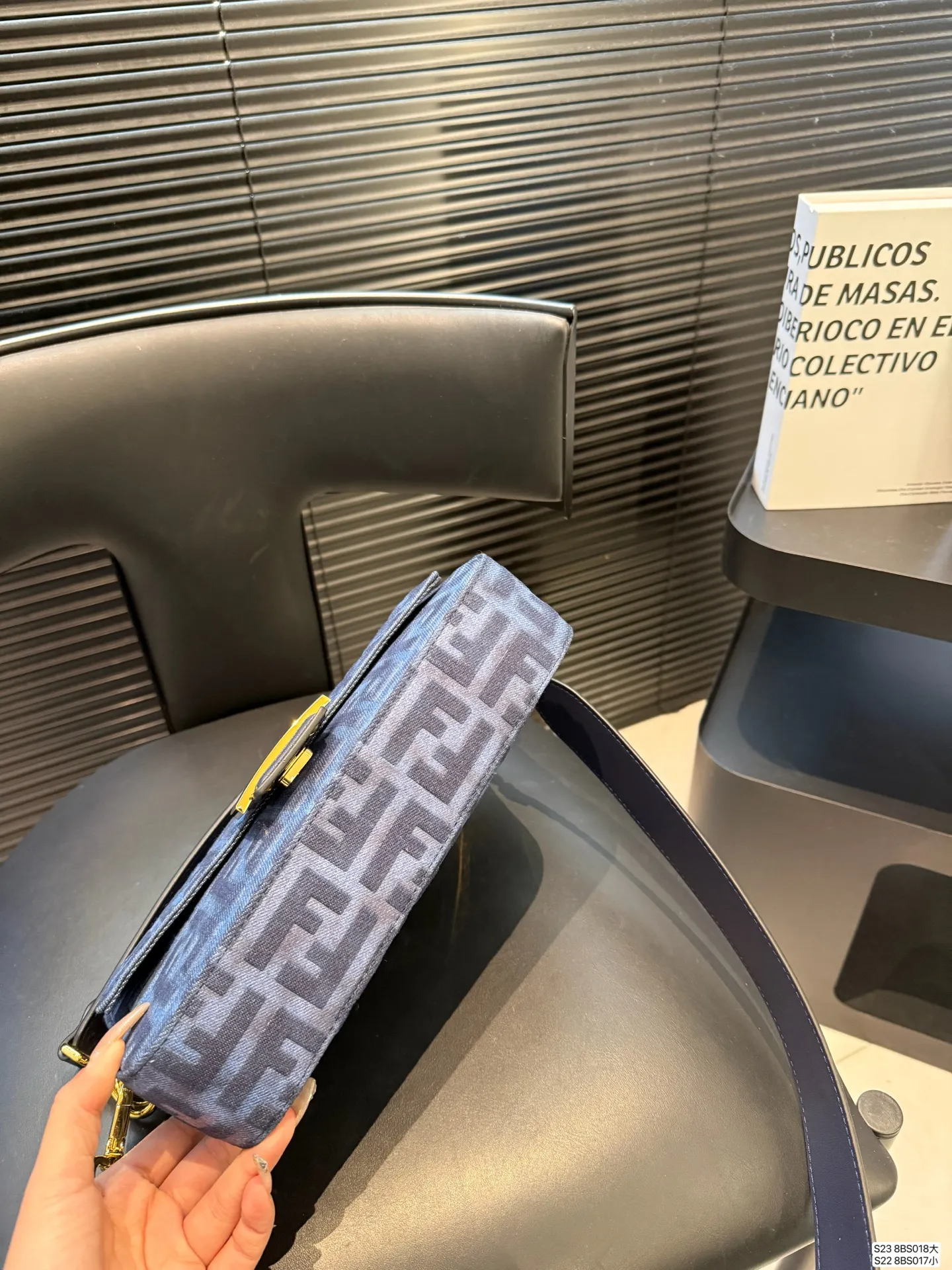 大号P165 小号P160 芬迪腋下包复古气息满满,小巧精致不会有邋遢感,各种材质任你挑选,好看时髦同时又拥有着实用的超大内容量,绝对是冬天出门的包包第一选择!尺寸:大26 14 小20 11货号大8BS018 小8BS017