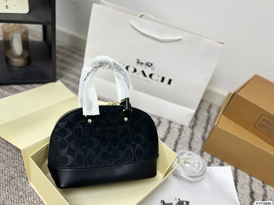 p145 配礼盒 尺寸25.20 蔻驰🌂专柜最新限量推出💫 蔻驰经典贝壳包‼️超级实用 高品质 原版五金 ‼️完美设计 版型超正💫经典的设计理念让你与众不同,回头率超高