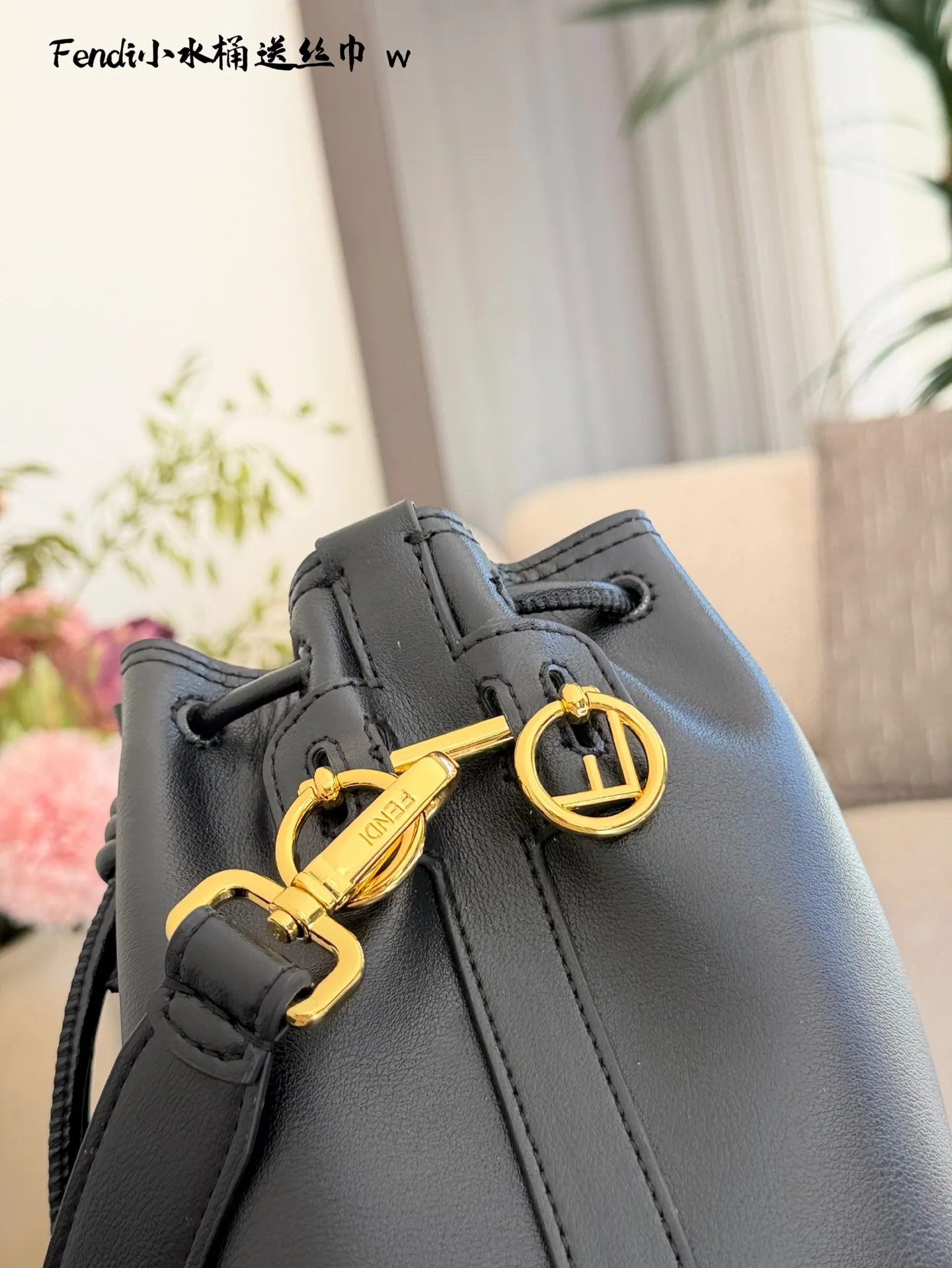 Fendi黑色小水桶包p170 🖤Fendi黑色小水桶包,选用优质牛皮,手感细腻耐用,搭配古金色金属配件,低调又奢华✨。抽绳开合设计,安全又方便,尺寸约15×20日常通勤或出行都很适合。肩带可调节,手提、单肩、斜挎随心切换,内部空间能装手机、化妆品等日常小物,实用又时髦💼。意大利制造,工艺精湛,是Fendi经典系列,时尚爱好者必入!配盒子丝巾