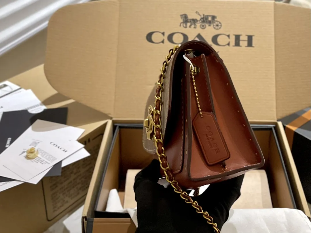 原单牛皮🐆p180 折叠礼盒 官网飞机箱 保养卡 全套包装 Coach Parker18 是现代和经典的完美碰撞，翻盖上山茶花的造型，既高 雅又特别，多个隔层非常实用，拼色设计，复古时髦，柔软舒适，质感一流 优雅不浮夸，精致也不挑年龄 Parker18小号温柔少女配色 属于耐看型的首选系列。简直了！ 又相当百搭，简直不要太美。18cm