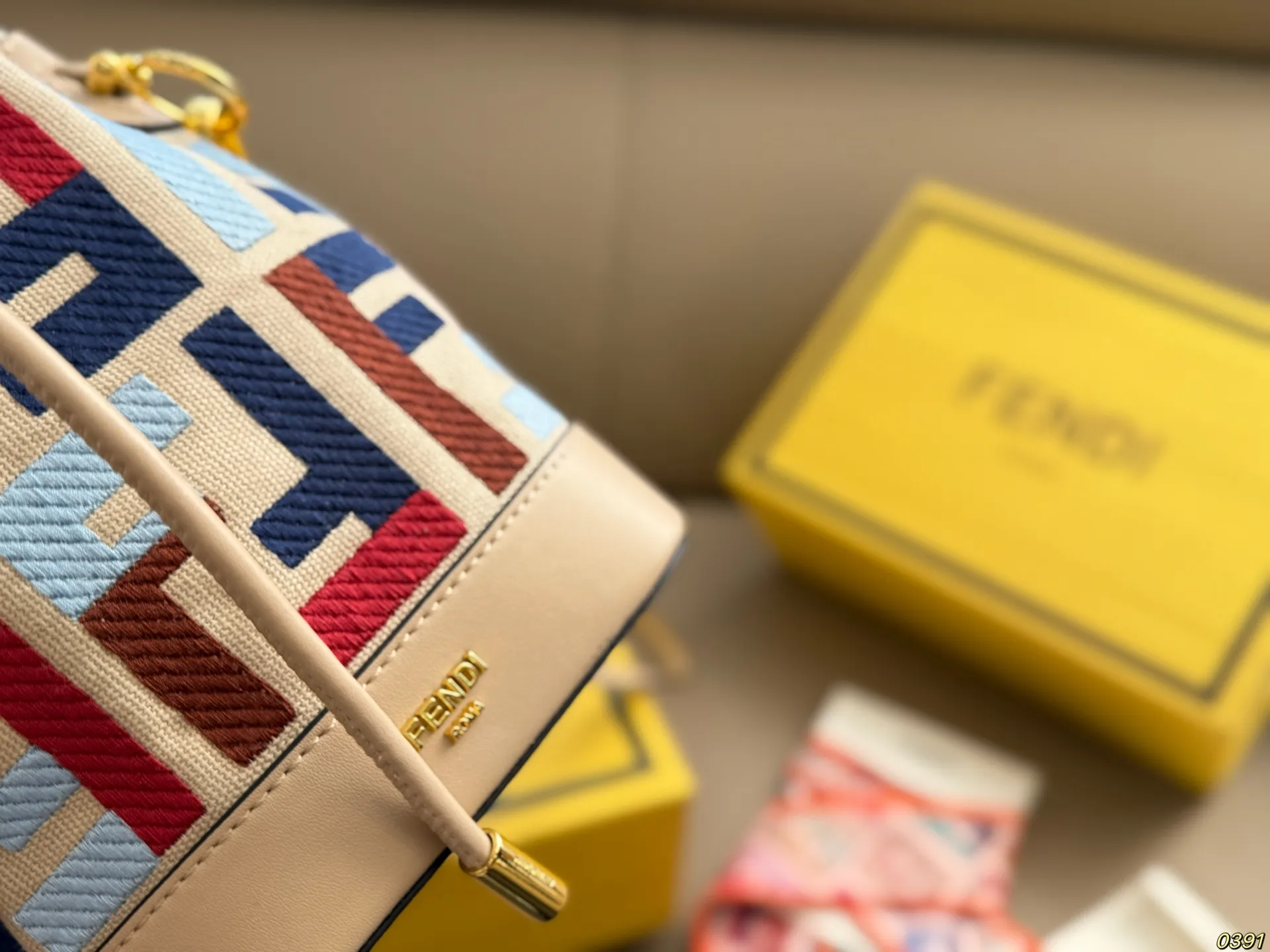 ¥170折叠盒 芬迪FENDI水桶包 可可爱爱 小巧玲珑 优雅精致 仙女必备款 尺寸13 18