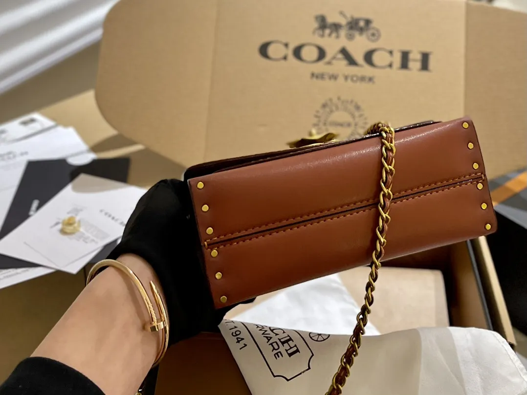 原单牛皮🐆p180 折叠礼盒 官网飞机箱 保养卡 全套包装 Coach Parker18 是现代和经典的完美碰撞，翻盖上山茶花的造型，既高 雅又特别，多个隔层非常实用，拼色设计，复古时髦，柔软舒适，质感一流 优雅不浮夸，精致也不挑年龄 Parker18小号温柔少女配色 属于耐看型的首选系列。简直了！ 又相当百搭，简直不要太美。18cm