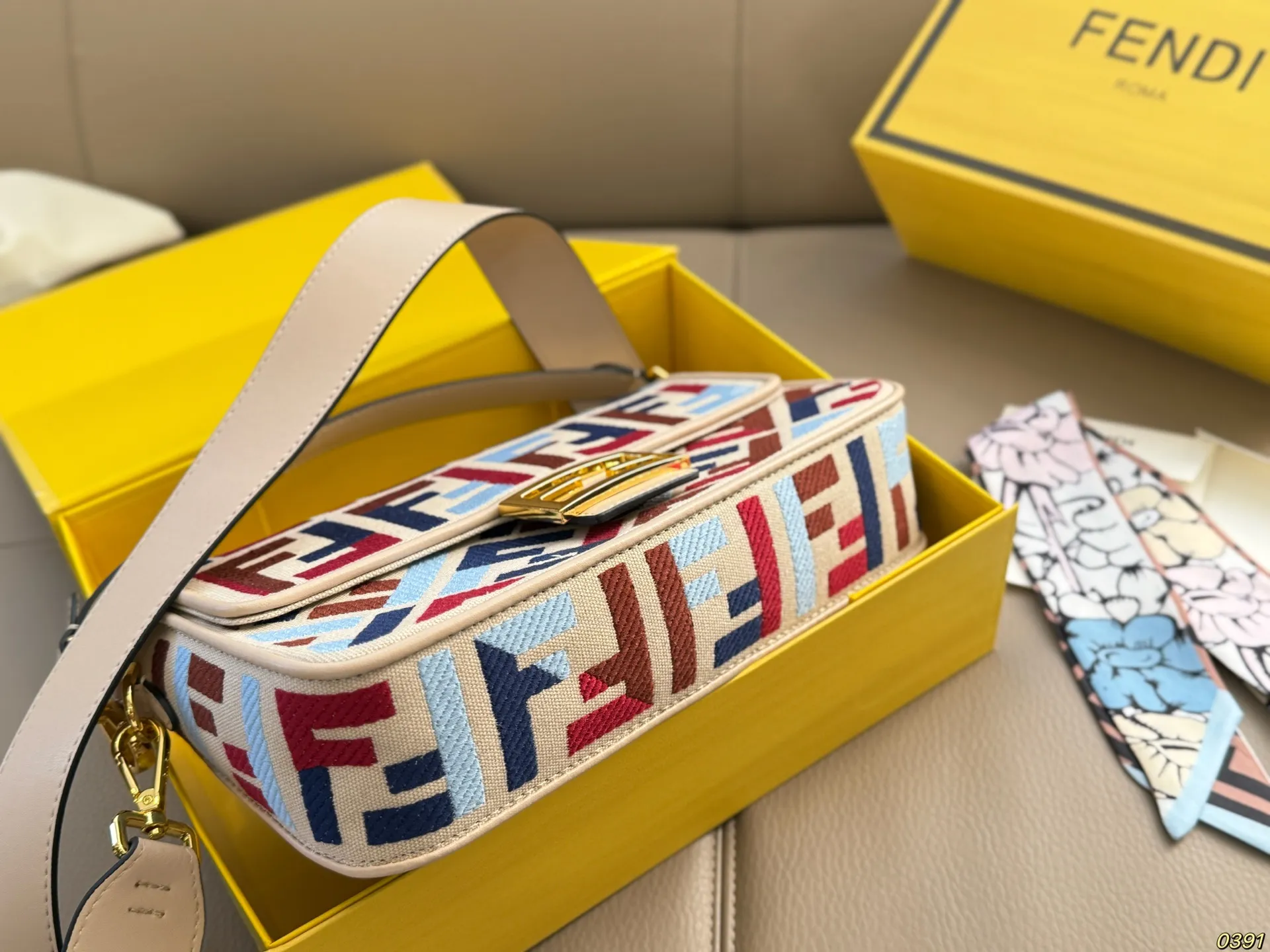 &yen;175/&yen;165折叠盒 芬迪FENDI 法棍包 拿到手里才能感觉到它的魅力 经典百搭优雅大气 这份质感 小仙女们值得拥有 尺寸26 15/20 11