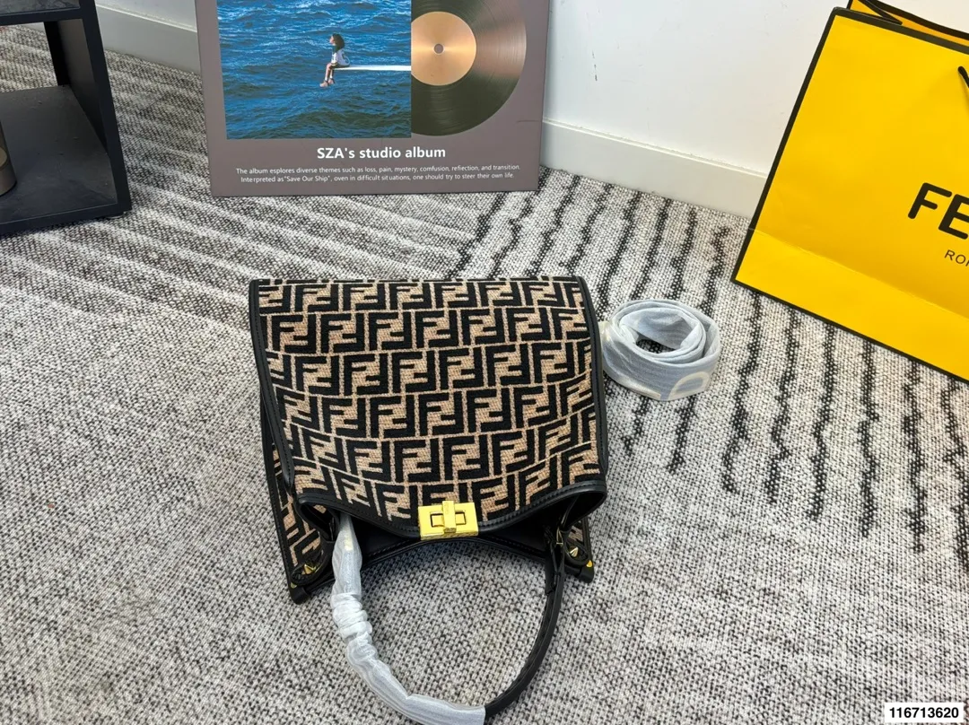 P180 芬迪手袋 明暗错落,时光流转。由KimJones打造的FENDI 重温Fendi家族的往昔回忆,演绎刚柔并蓄的时装巧思。FENDI芬迪 秋冬穿搭 尺寸29.26