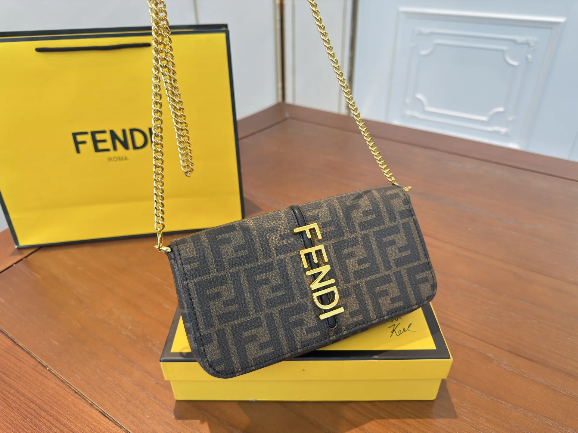 (配礼盒⚠️)p150 Fendi芬迪链条包 到手很惊艳的一款。兼具时髦和实用性 包身硬挺,装很多东西也不会像法棍- -样变形自带拉链,也没有丢东西的烦恼 小众款价位也很合适, 喜欢芬迪FENDI的姐妹不妨看看这款 尺寸:21 12