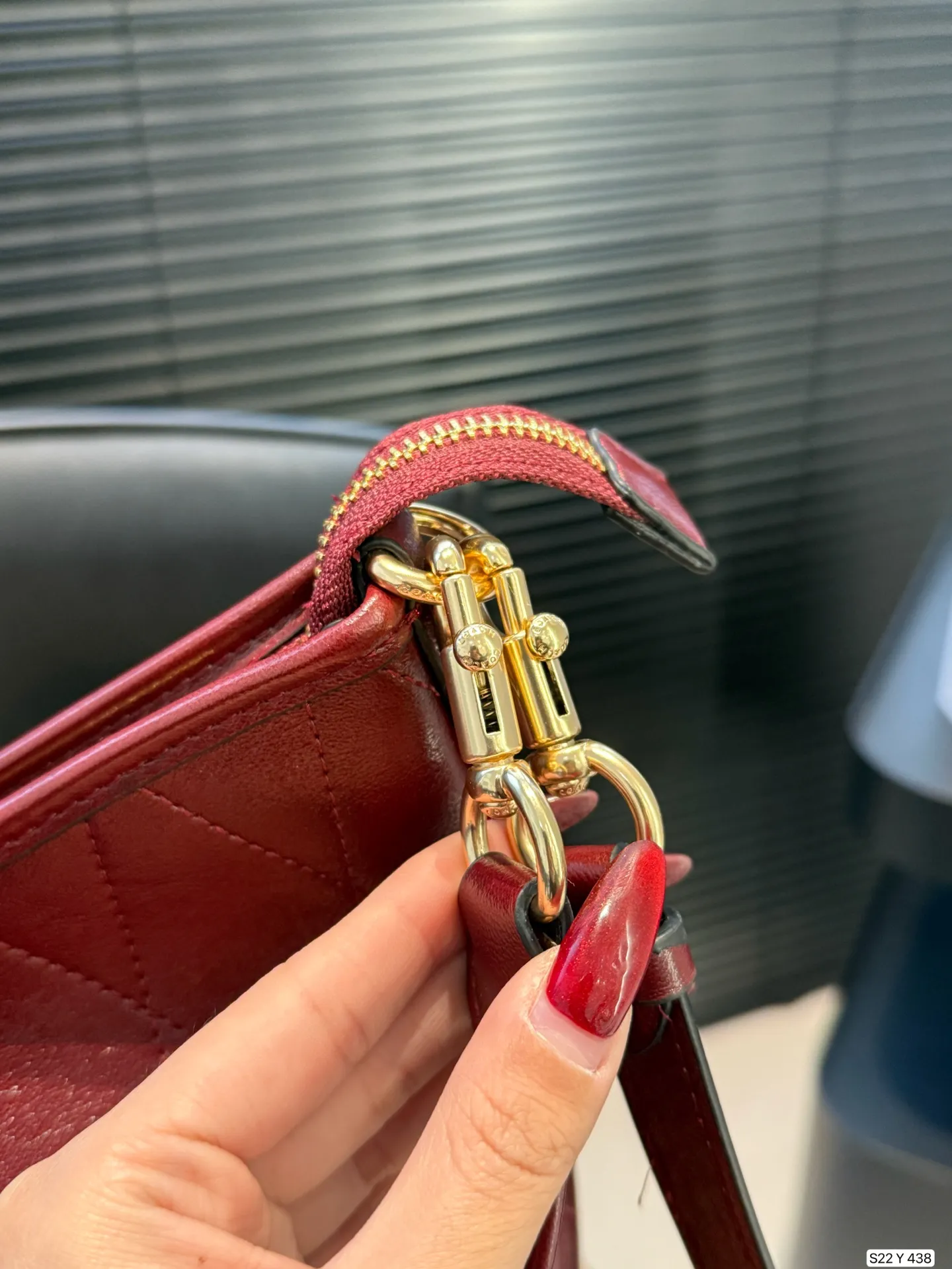 P160 配飞机盒 蔻驰托特包，除了好看还是好看，托特包造型简单又好用关键是超好看，轻便，缤纷又结实。分分钟成为街上最具回头率的时尚单品！尺寸：30 21货号Y438