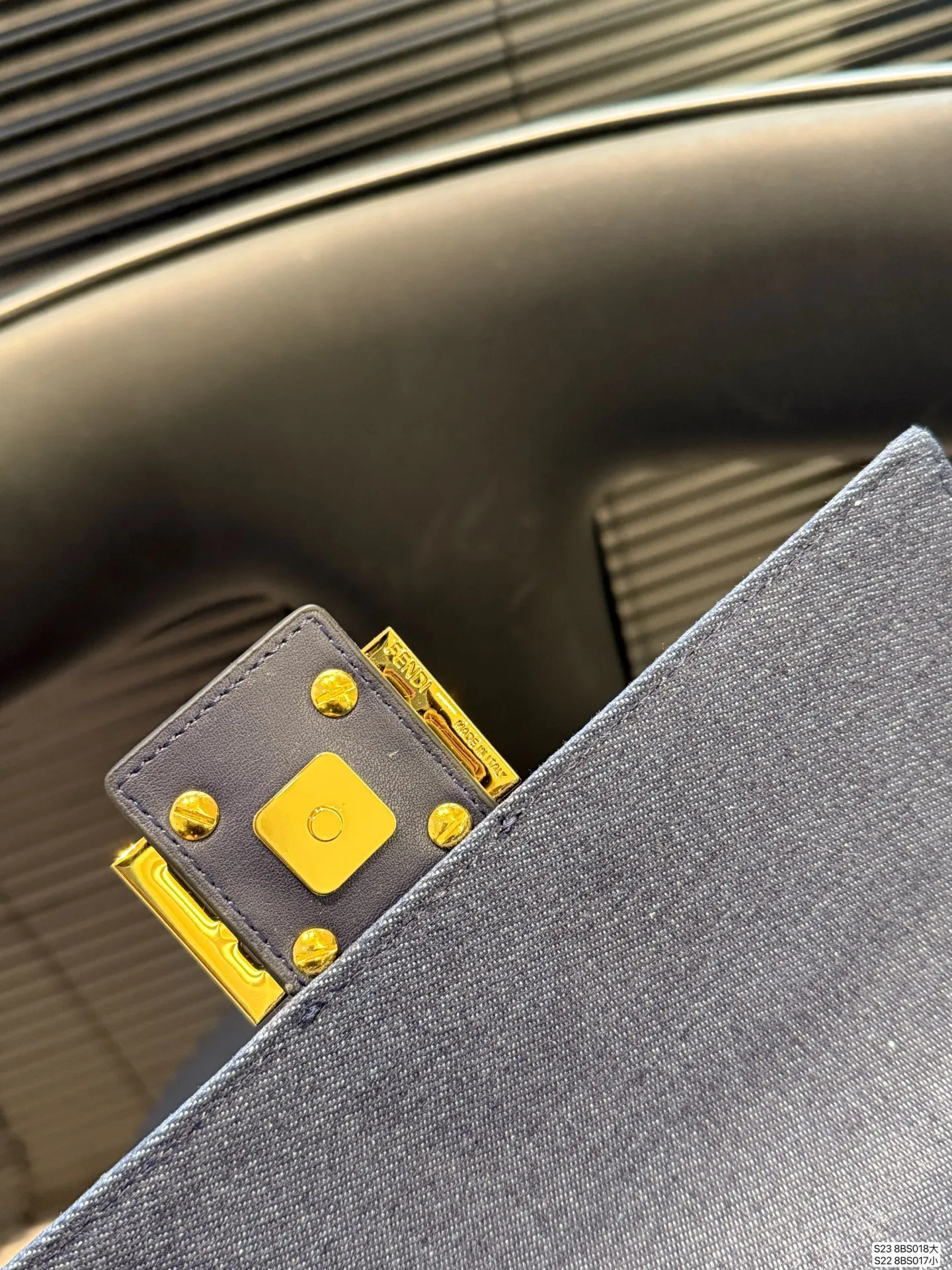 大号P165 小号P160 芬迪腋下包复古气息满满，小巧精致不会有邋遢感，各种材质任你挑选，好看时髦同时又拥有着实用的超大内容量，绝对是冬天出门的包包第一选择！尺寸：大26 14 小20 11货号大8BS018 小8BS017