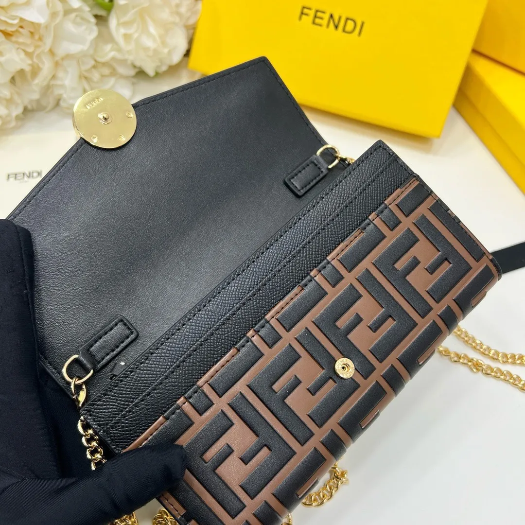 P105🎀Fendi 2604🎀颜色 黑棕色🎀尺寸 19*10.5*3.5 🎀Fendi 专柜同步，可肩背专柜品质顶级进口牛皮 海外订制钥匙扣五金 做工油边精湛