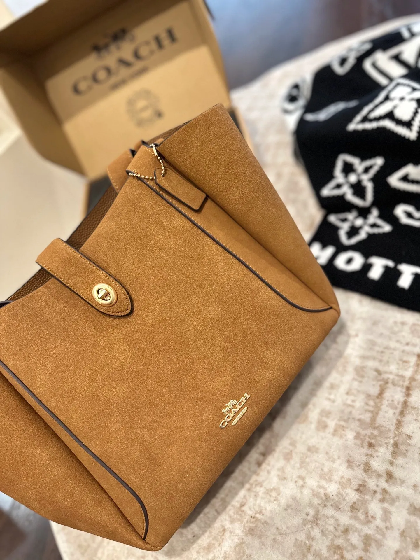 p160 全套包装 尺寸 28cm COACH新款NHadley美哭啦 COACH十月新款Hadley crossbody 可调节拼接肩带设计可腋下可斜挎 麂皮材质氛围感一整个电 真的不要太美