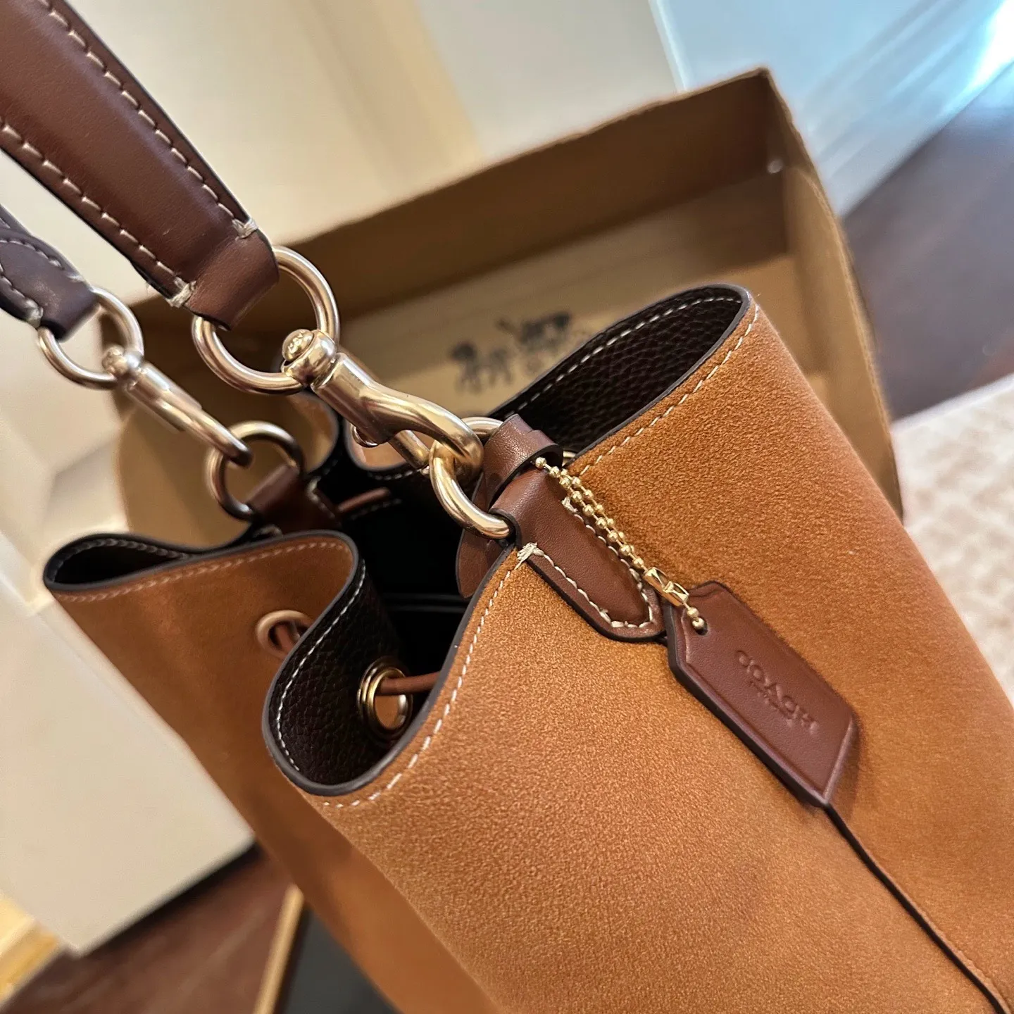 p185 礼盒包装 Coach新品水桶是不是很戳心巴推荐理由 V两条肩带手提/腋下/斜挎任意切换 尺寸25 23cm高轻便又很实用 浅奶茶新色秋日第一抹温柔