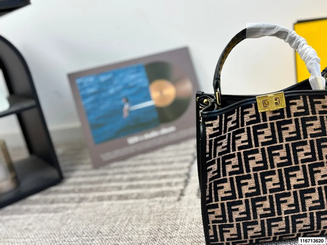P180 芬迪手袋 明暗错落，时光流转。由KimJones打造的FENDI 重温Fendi家族的往昔回忆，演绎刚柔并蓄的时装巧思。FENDI芬迪 秋冬穿搭 尺寸29.26