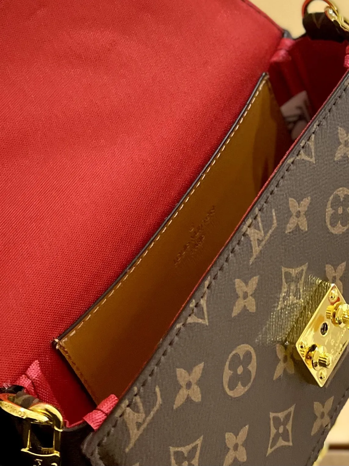 🐆p135 折叠礼盒 Lv Wallet On Chain Metis 梅蒂斯钱包链上是由颗粒蒙太尼皮革， 这是压花路易威登的签名单图图案。这个时尚的包有， 个梯形的形状和一 - 个前辦是固定S锁扣，参照众议院的 历史干线。它的特点是一个可移动的链交叉体磨损。 22x15x5.5cm