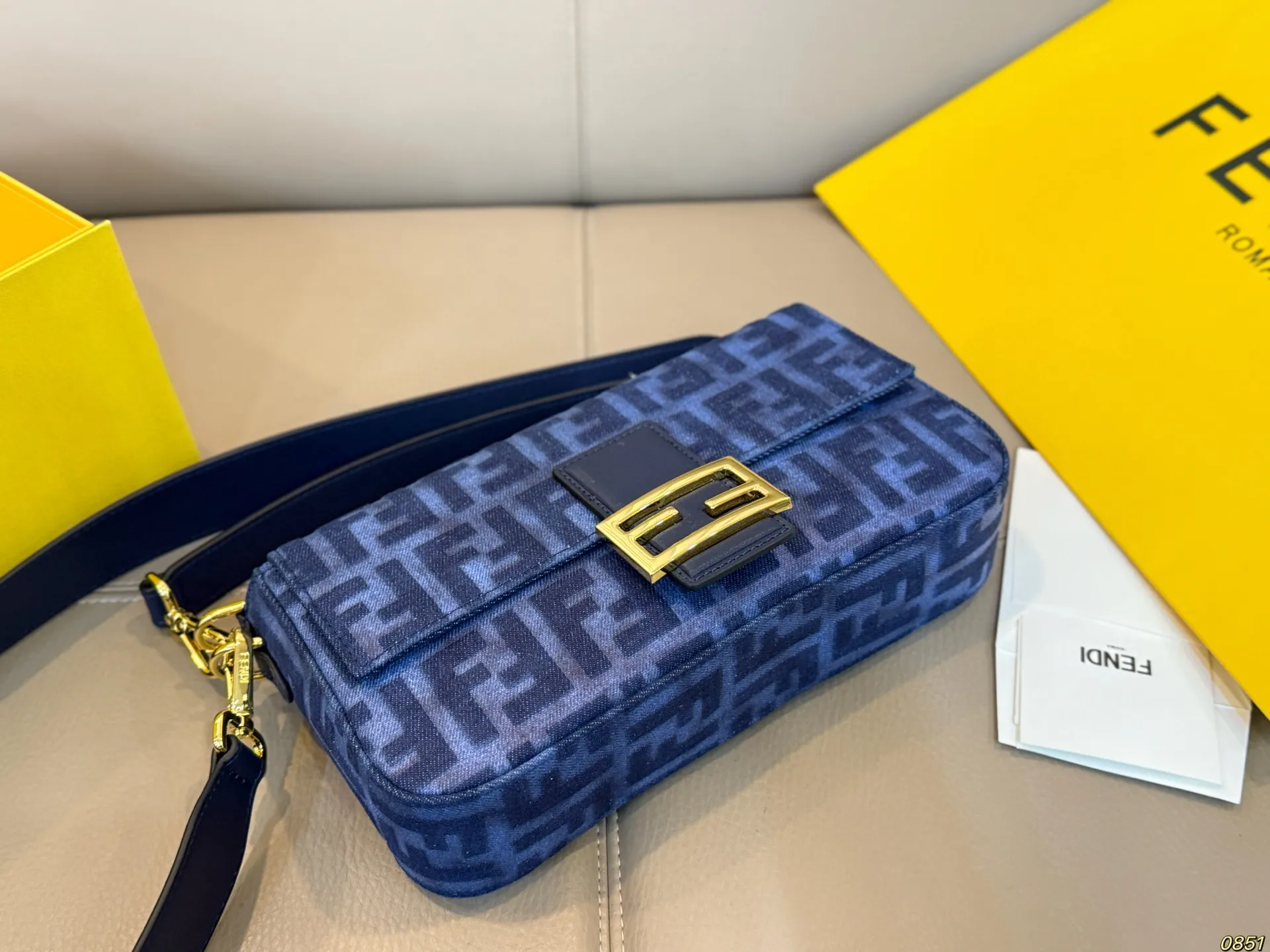 ¥160/¥155 芬迪FENDI 法棍包 拿到手里才能感觉到它的魅力 经典百搭优雅大气 这份质感 小仙女们值得拥有 尺寸26 15/20 11