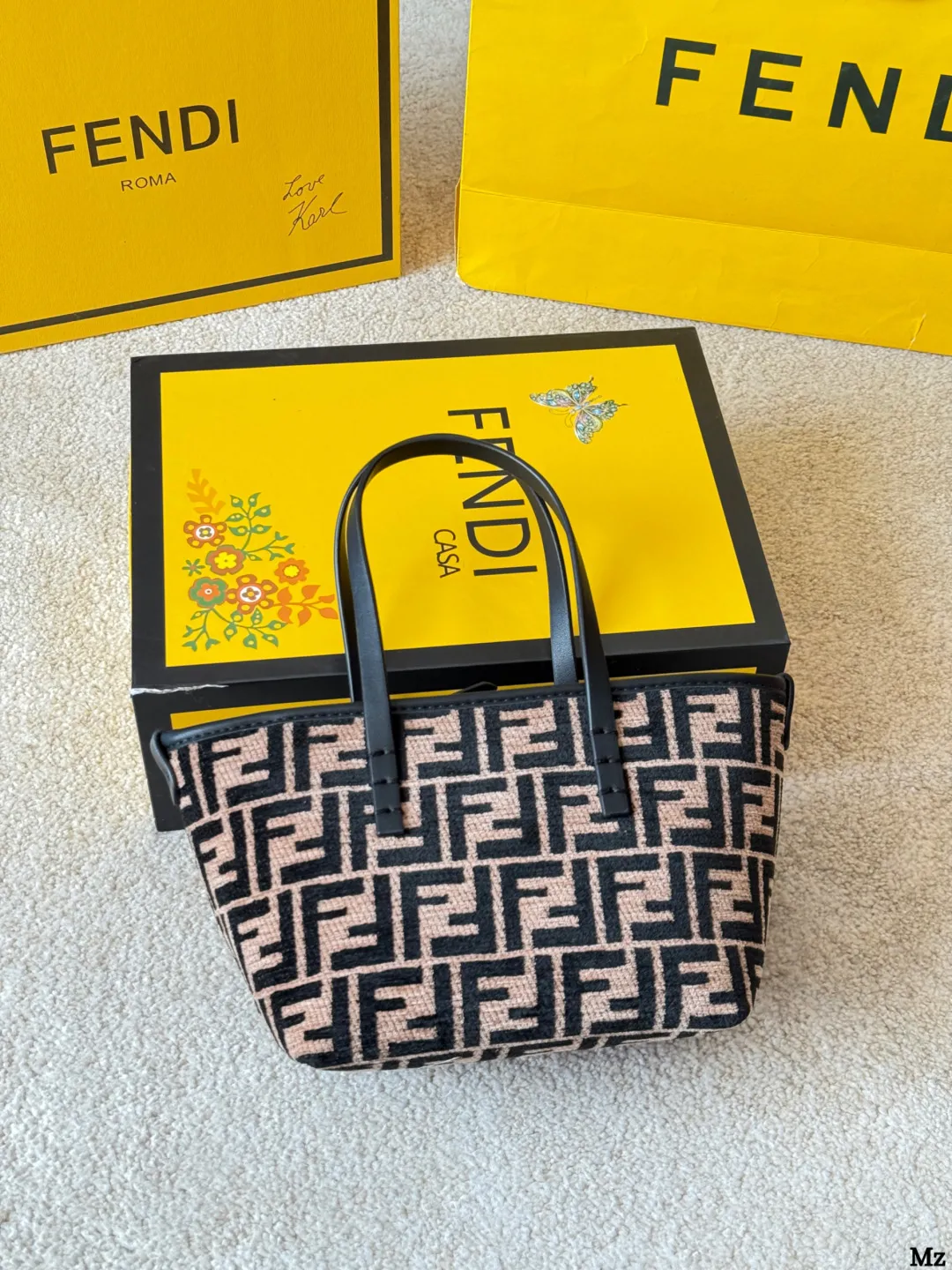 牛皮版本 p155 Fendi 老花Roll 迷你菜篮子 新款的老花 Roll迷你菜篮子，深咖色小牛皮配老花宇母 带点复古感的时尚，自带的小牛皮长肩带可以自由拆 卸，能斜挎也能手拎，容量也是杠杠的，可爱俏皮又实 用！ 尺寸：18 13cm