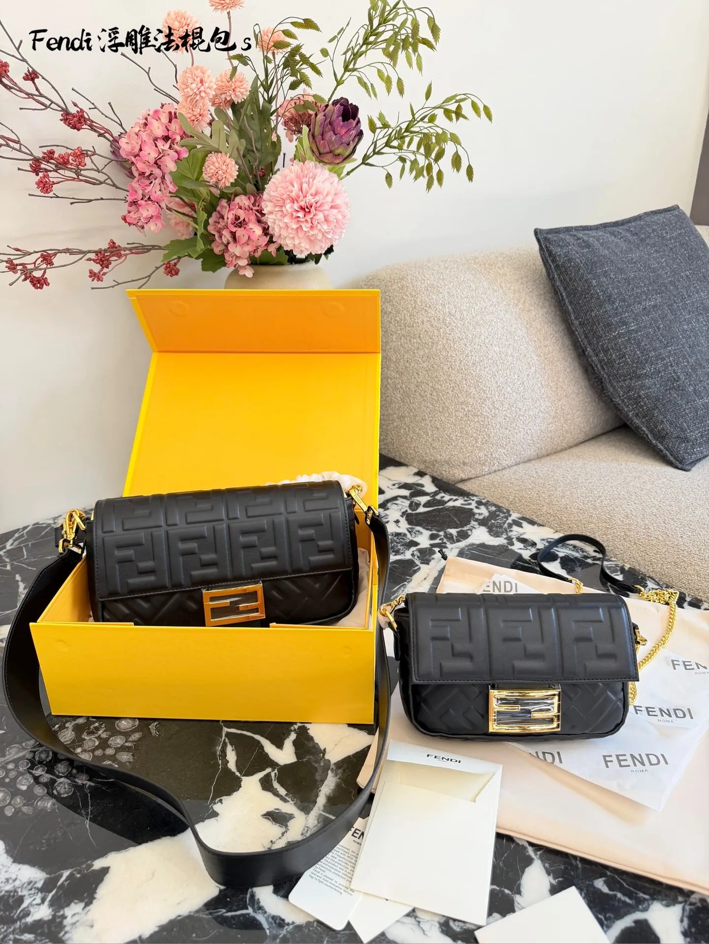 芬迪法棍包p180p190 这是芬迪(Fendi) 品牌的Baguette法棍包， 以其独特的长方形设计和FF压花图案闻名。这款包由Silvia Venturini Fendi于1997年设计，灵感来源于法国人夹着法棍面包回家的样子。包包采用柔软的羊皮材质，配有可拆卸的肩带和手提带，适合多种背法。 养护方面，建议使用柔软的布料轻轻擦拭表面灰尘，避免长时间暴露在阳光下，以防褪色。存放时最好放入防尘袋中，保持干燥通风环境，延长使用寿命。 20cm26cm