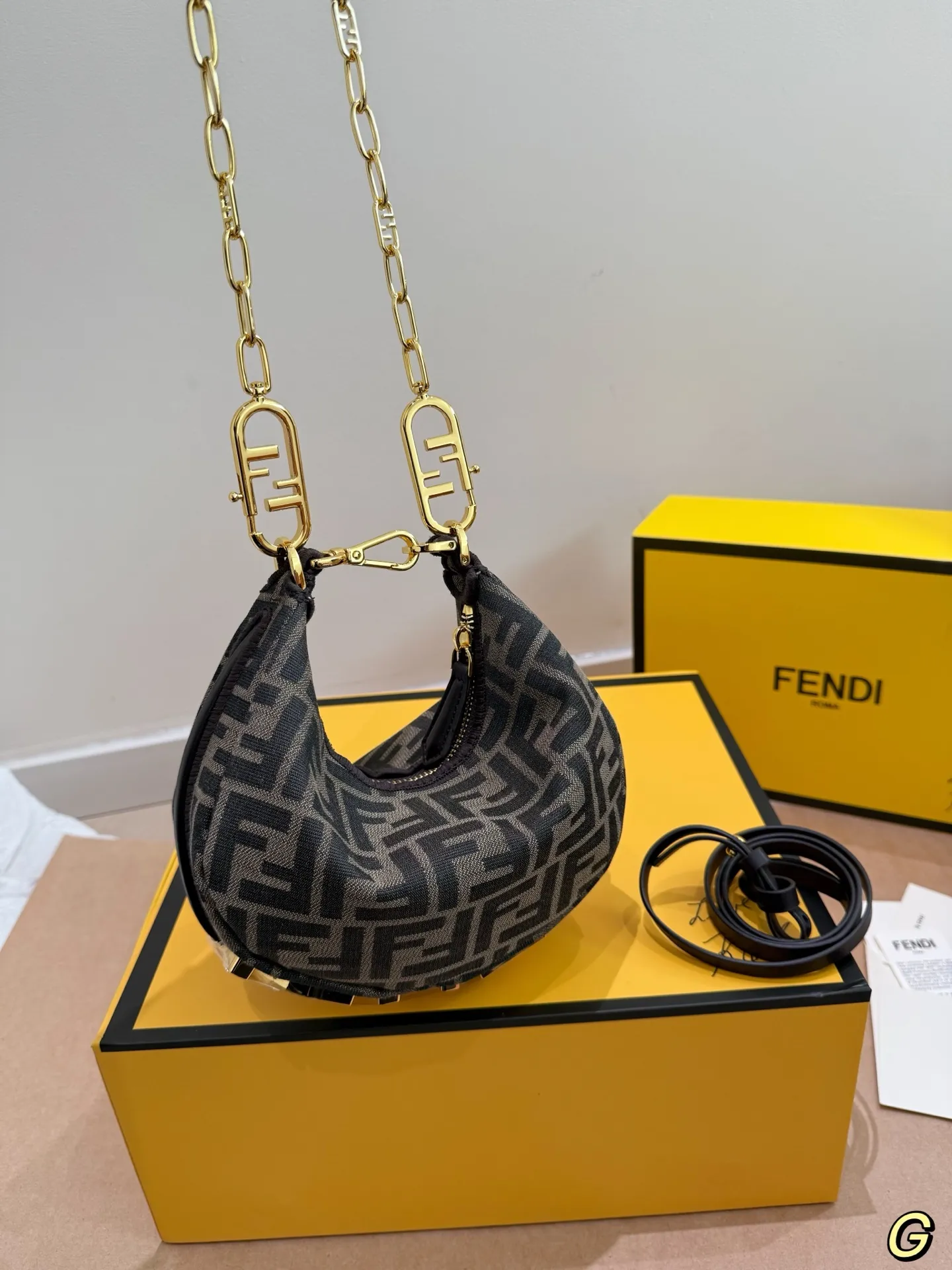 P210 Fendi 芬迪月牙包 ff logo来喽[飞吻R] 百搭不过时，超级出片的款[萌萌哒R] 老花真的爱不释手，出游出片必备 尺寸21.14 配礼盒🎁