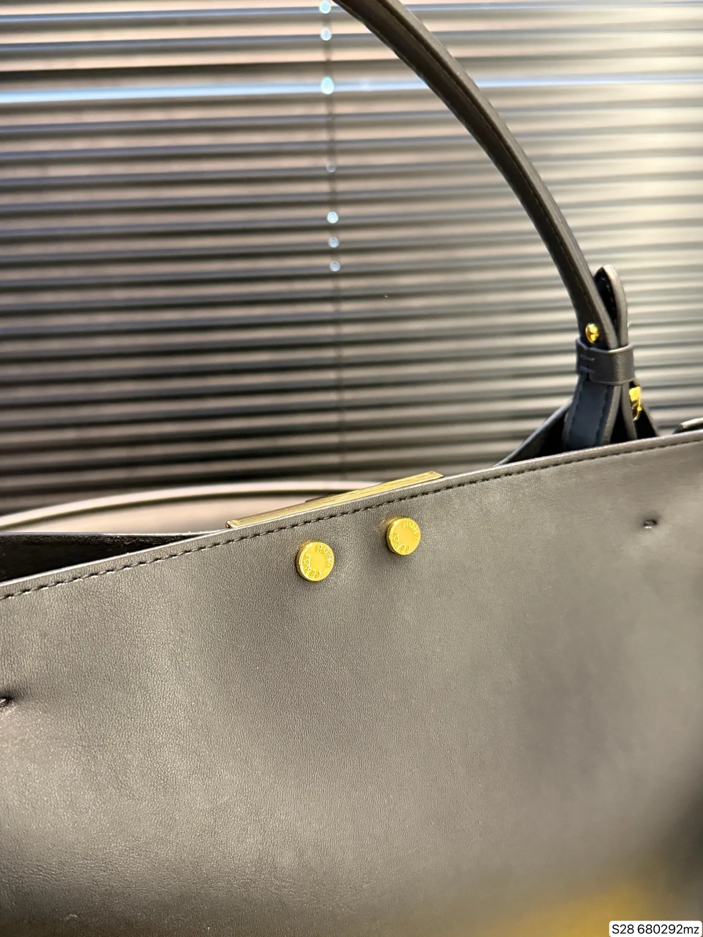 P190 配折叠盒 芬迪fendi中古手提包👜 今年芬迪家的老花也是没有消停过,从围巾到包款,都是人气爆款没错了,新品手提包融入了复古潮流,有点中古的感觉,随便手提都特别有时髦feel了长肩带,这一只你想怎么凹造型都妥妥稳住! 尺寸35 25货号680292