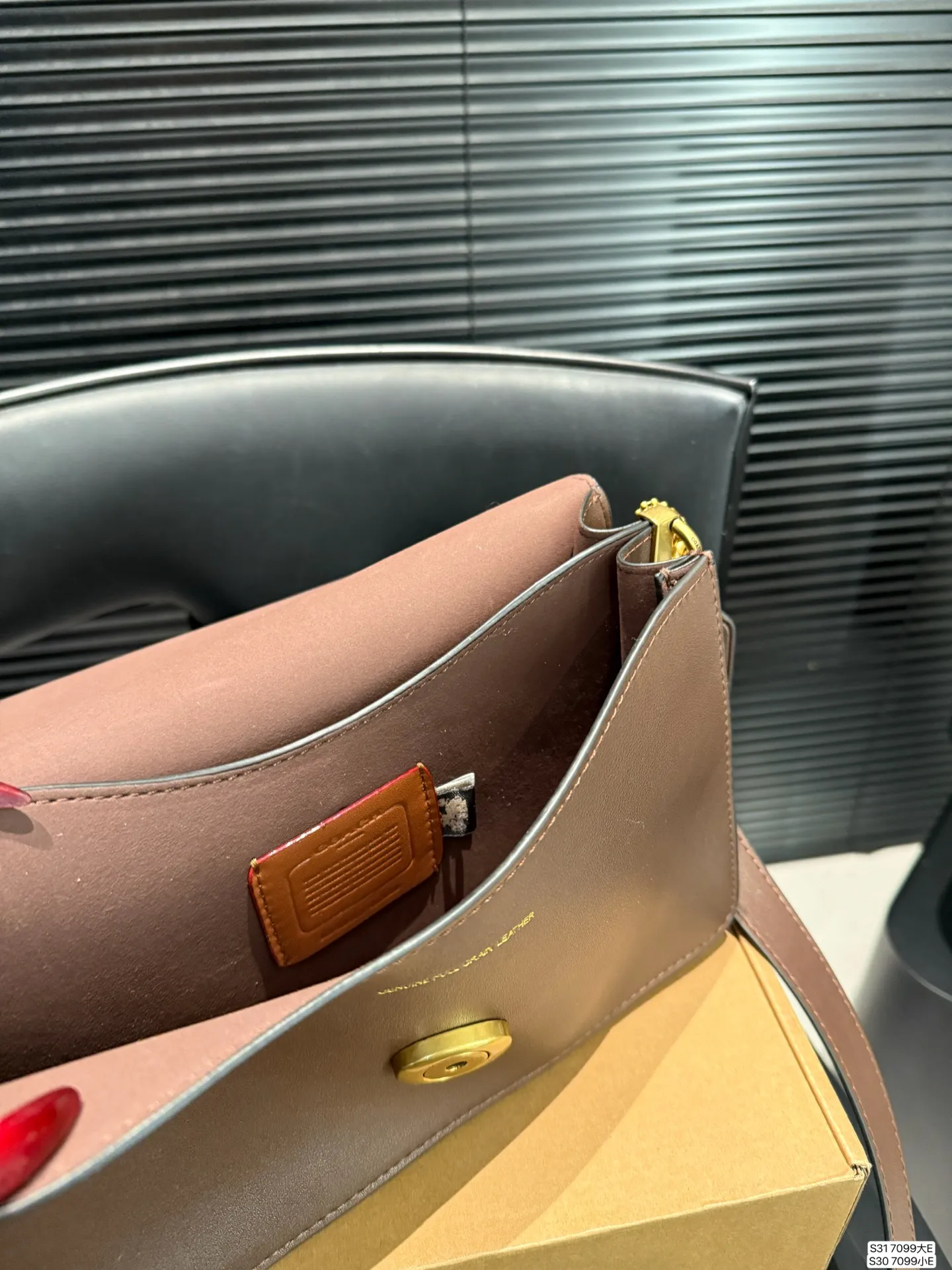 大号P205 小号P200 配盒子 蔻驰腋下 Coach又出来搞事情啦! 又酷又飒又实用!!! Coach上新的Chain Tabby包身挺实有型,兼具Soft tabby的皮质柔韧触感!三条肩带解锁多种背法,真的很难不爱吧!#尺寸:大29 22 小25.5 18 货号7099