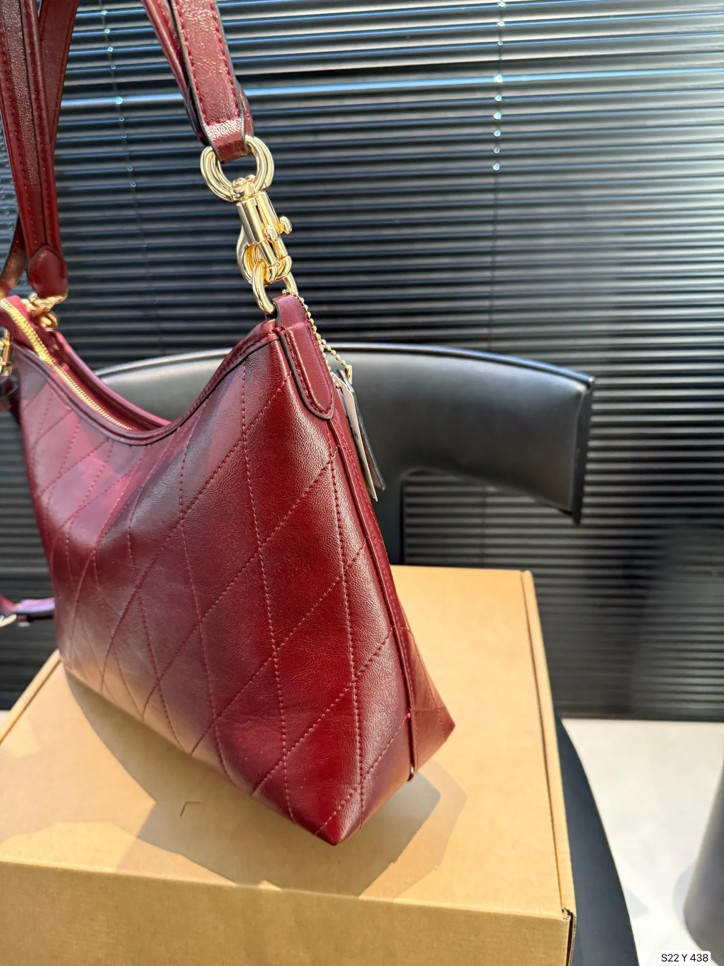 P160 配飞机盒 蔻驰托特包,除了好看还是好看,托特包造型简单又好用关键是超好看,轻便,缤纷又结实。分分钟成为街上最具回头率的时尚单品!尺寸:30 21货号Y438