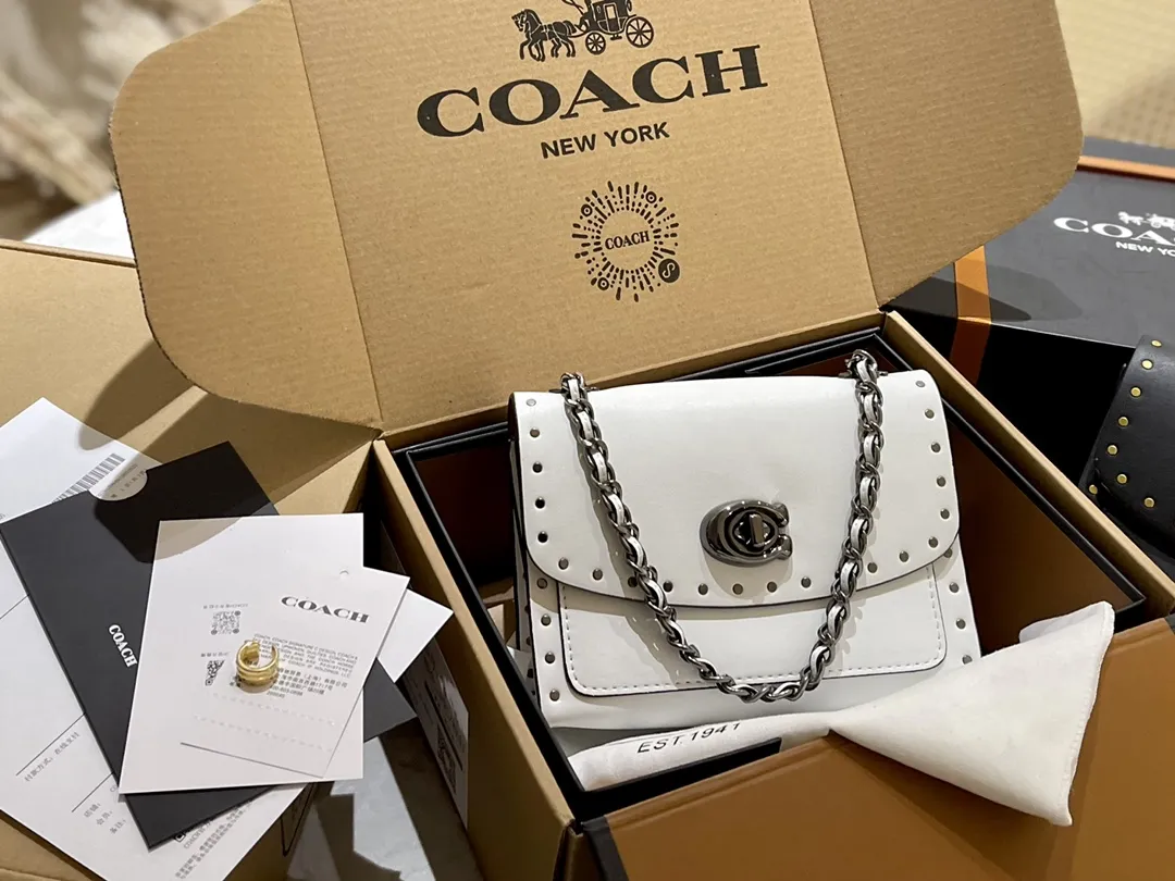 原单牛皮🐆p180 折叠礼盒 官网飞机箱 保养卡 全套包装 Coach Parker18 是现代和经典的完美碰撞,翻盖上山茶花的造型,既高 雅又特别,多个隔层非常实用,拼色设计,复古时髦,柔软舒适,质感一流 优雅不浮夸,精致也不挑年龄 Parker18小号温柔少女配色 属于耐看型的首选系列。简直了! 又相当百搭,简直不要太美。18cm