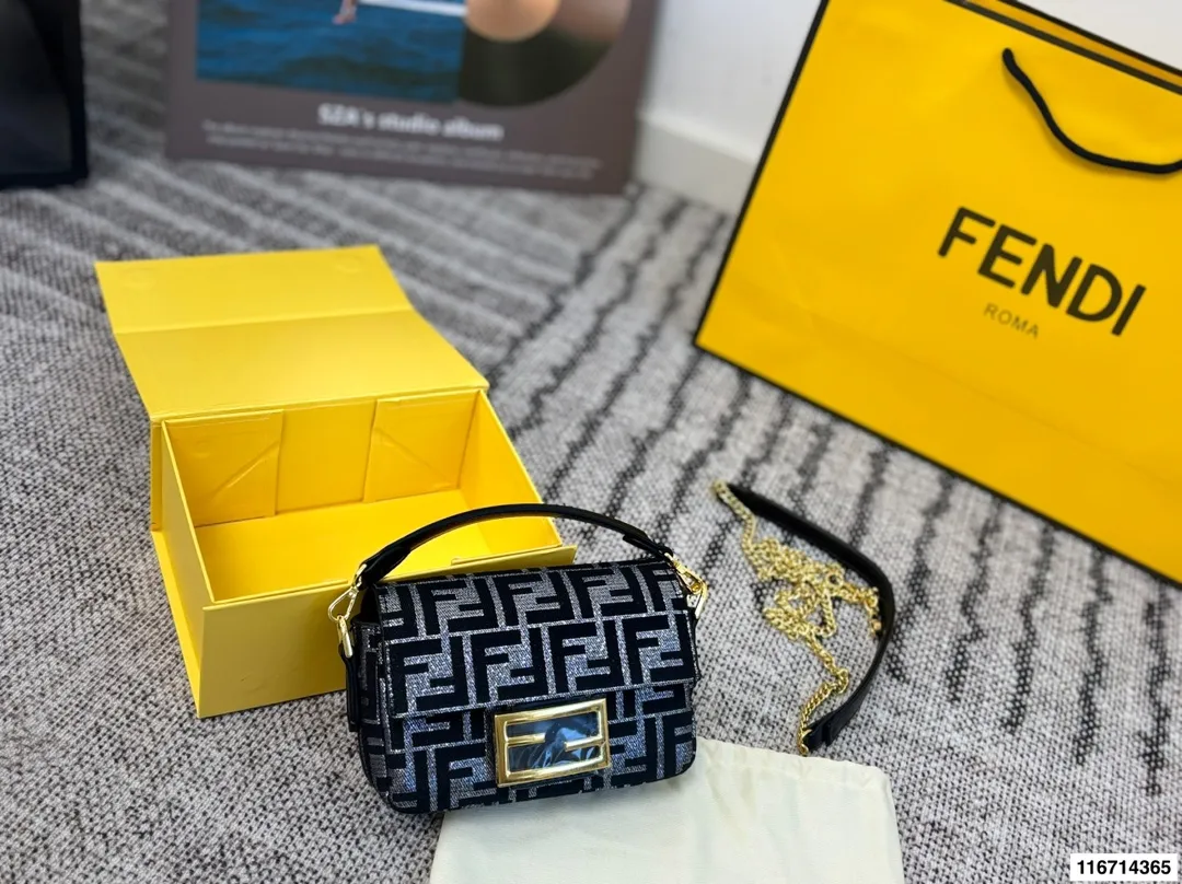 p155 配折叠盒子 芬迪麻将包腋下包复古气息满满,小巧精致不会有邋遢感,各种材质任你挑选,好看时髦同时又拥有着实用的超大内容量,绝对是冬天出门的包包第一选择!尺寸:17 13