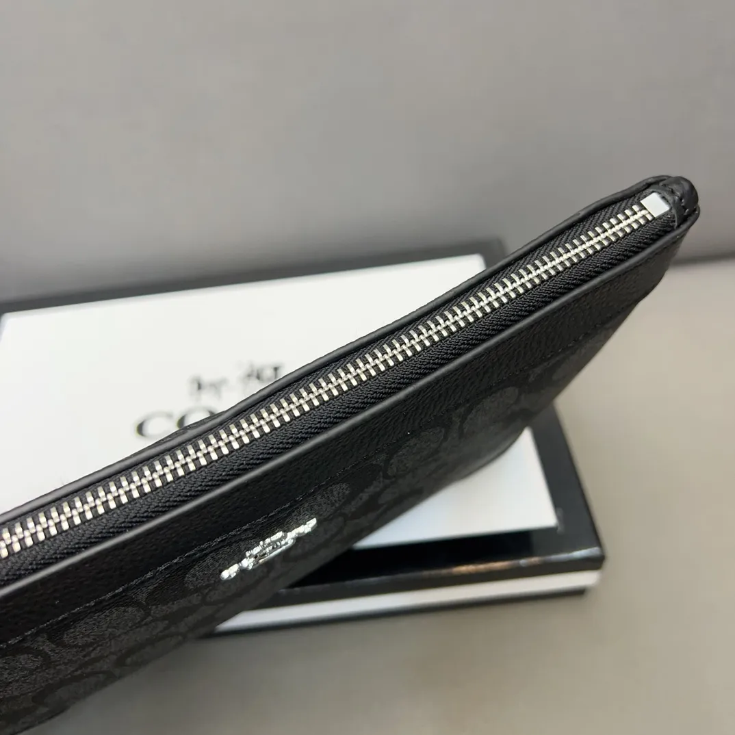 P100 Coach 蔻驰 印花小牛皮手拿包 卡包钱包多功能男包 采用精湛镶嵌细工，实物拍摄 原厂原版面料 配送礼盒 26 x 16 cm。