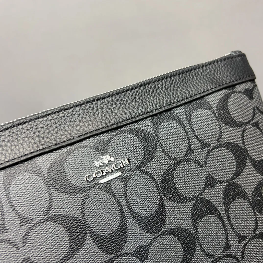 P100 Coach 蔻驰 印花小牛皮手拿包 卡包钱包多功能男包 采用精湛镶嵌细工，实物拍摄 原厂原版面料 配送礼盒 26 x 16 cm。