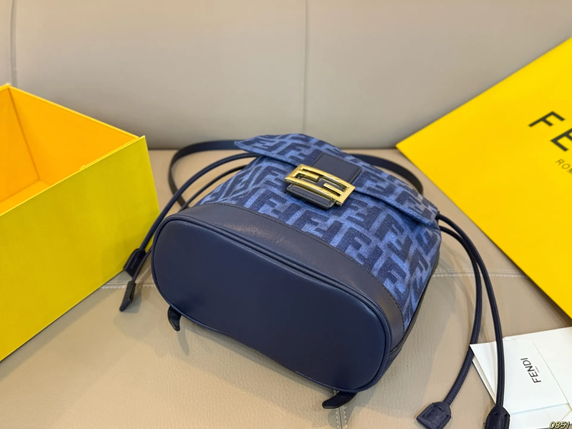 ¥180 芬迪FENDI 双肩包 太好看啦 复古时髦又大气 不仅百搭实用性也高 出门可以解放双手了 尺寸22 24