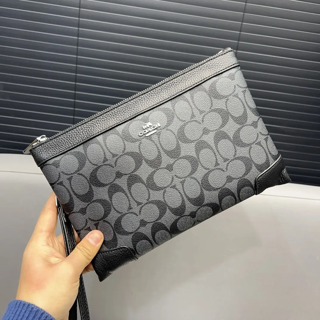 P100 Coach 蔻驰 印花小牛皮手拿包 卡包钱包多功能男包 采用精湛镶嵌细工，实物拍摄 原厂原版面料 配送礼盒 26 x 16 cm。