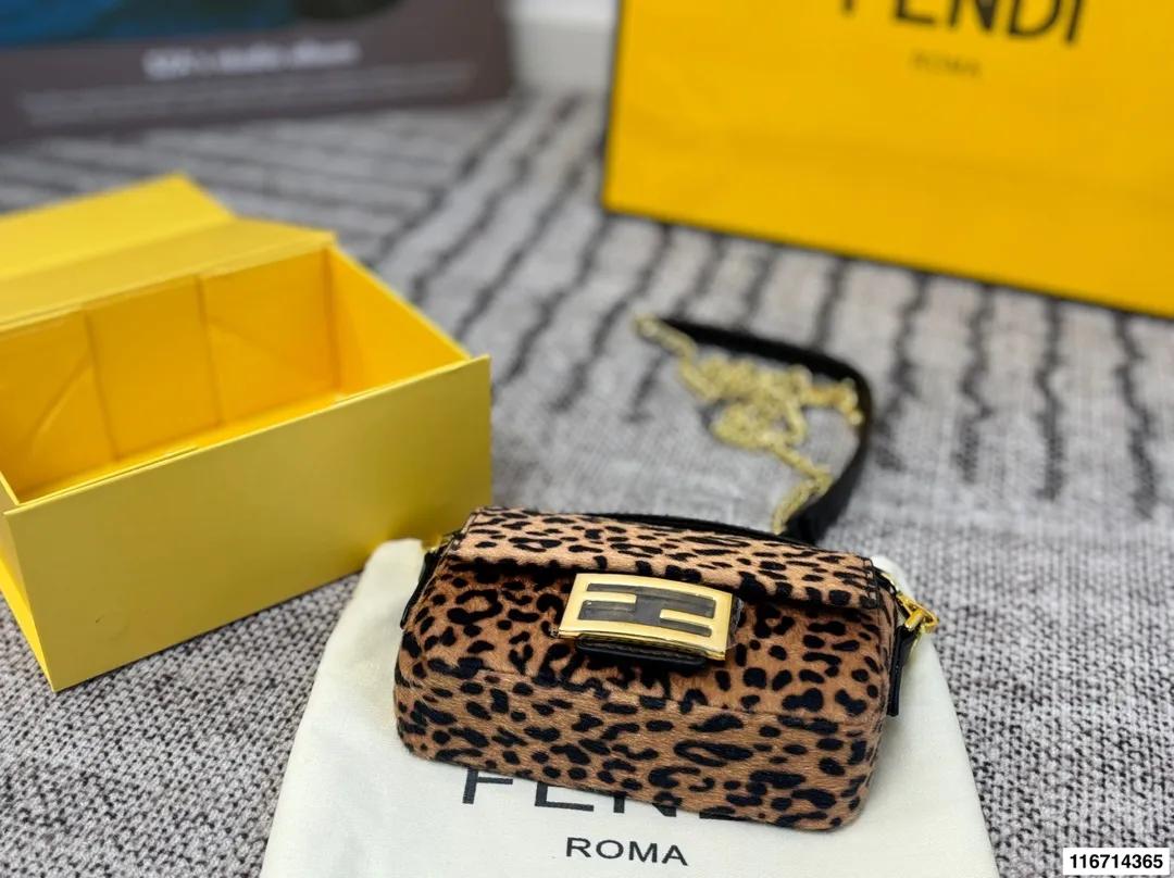 p155 配折叠盒子 芬迪麻将包腋下包复古气息满满，小巧精致不会有邋遢感，各种材质任你挑选，好看时髦同时又拥有着实用的超大内容量，绝对是冬天出门的包包第一选择！尺寸：17 13