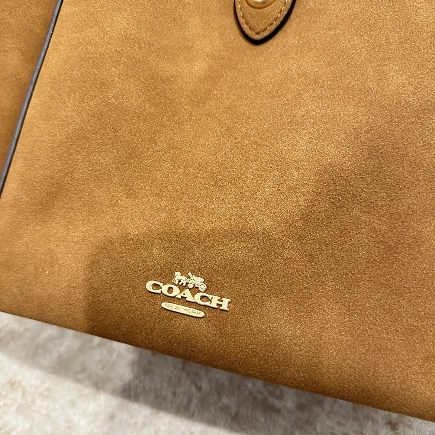 p160 全套包装 尺寸 28cm COACH新款NHadley美哭啦 COACH十月新款Hadley crossbody 可调节拼接肩带设计可腋下可斜挎 麂皮材质氛围感一整个电 真的不要太美