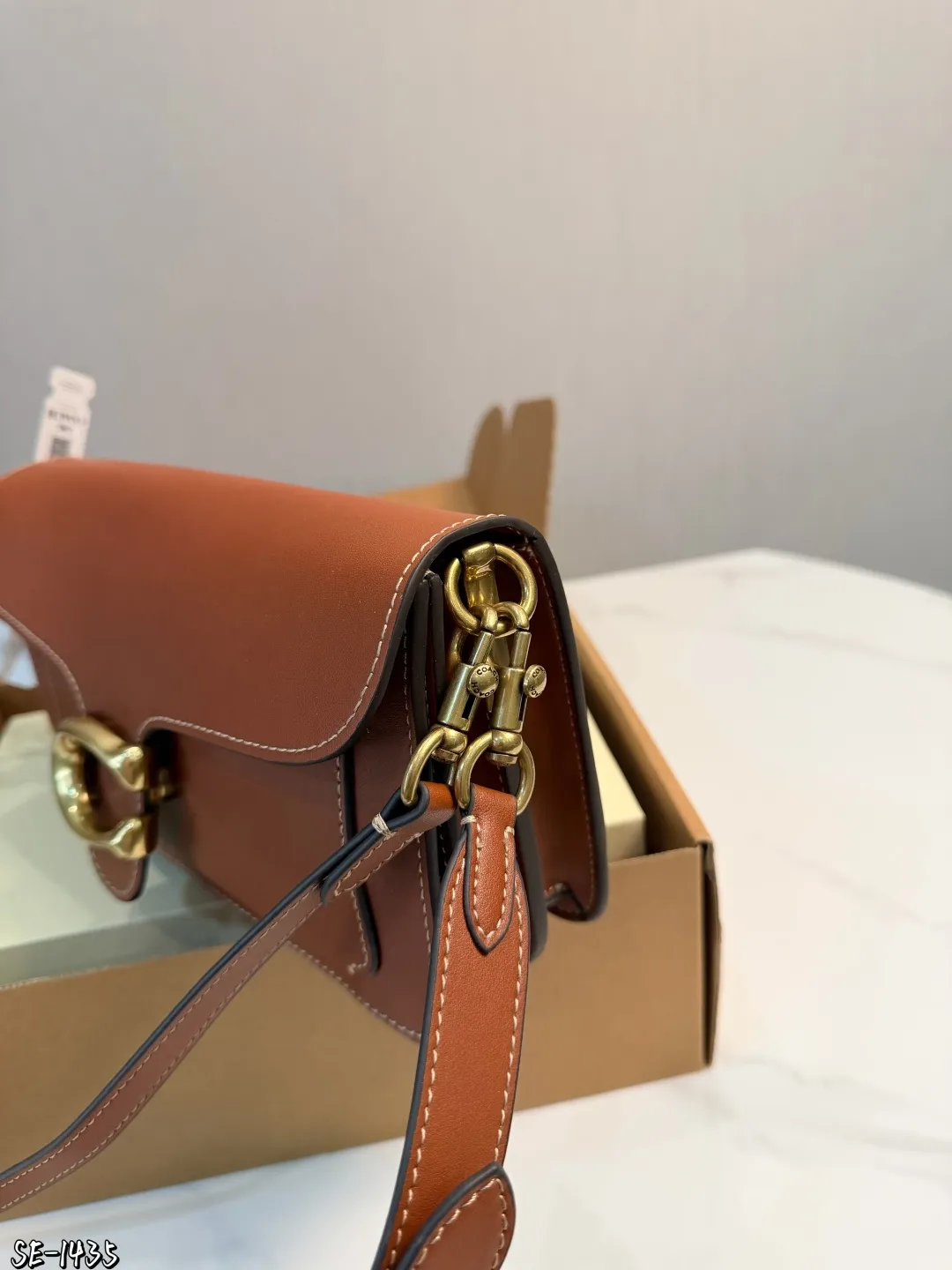 ❤️p195❤️ Coach Tabby 26酒神包 Coach Tabby 26酒神包,选用柔软颗粒牛皮,手感细腻耐用,焦糖棕色搭配复古金属C扣,简约又大气艹。26x15x7.5cm26x15x7.5cm,内部夹层+拉链小袋,收纳超方便!肩带可调节,腋下、单肩、斜挎都OK,通勤约会都能轻松驾驭~焦糖棕色百搭耐看,秋冬穿搭必备,复古优雅 气质满你可