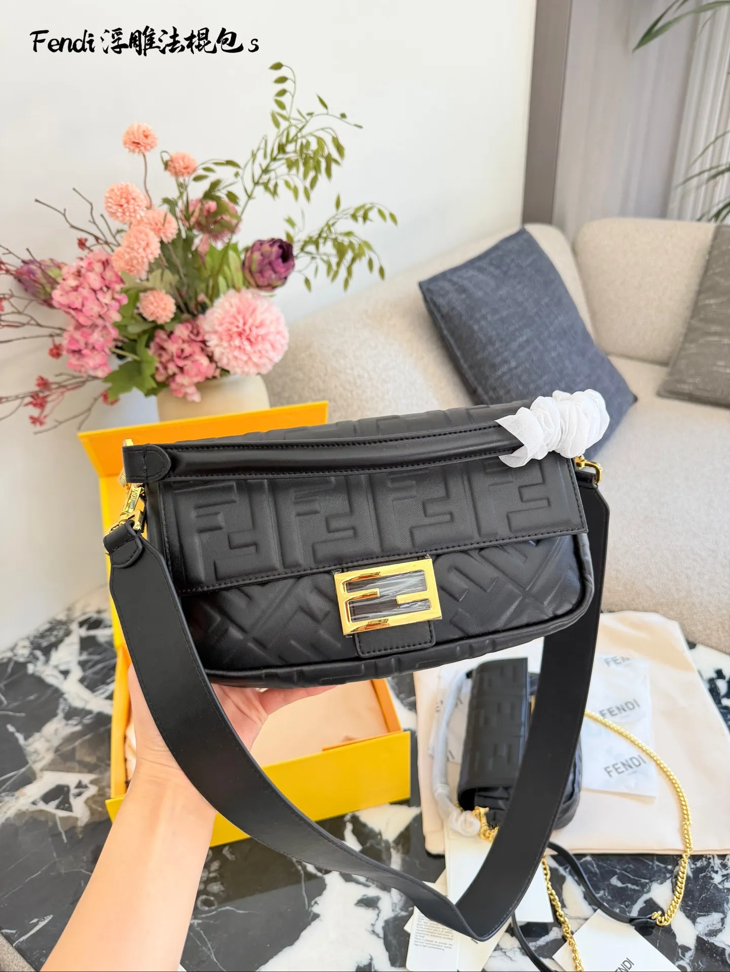 芬迪法棍包p180p190 这是芬迪(Fendi) 品牌的Baguette法棍包, 以其独特的长方形设计和FF压花图案闻名。这款包由Silvia Venturini Fendi于1997年设计,灵感来源于法国人夹着法棍面包回家的样子。包包采用柔软的羊皮材质,配有可拆卸的肩带和手提带,适合多种背法。 养护方面,建议使用柔软的布料轻轻擦拭表面灰尘,避免长时间暴露在阳光下,以防褪色。存放时最好放入防尘袋中,保持干燥通风环境,延长使用寿命。 20cm26cm