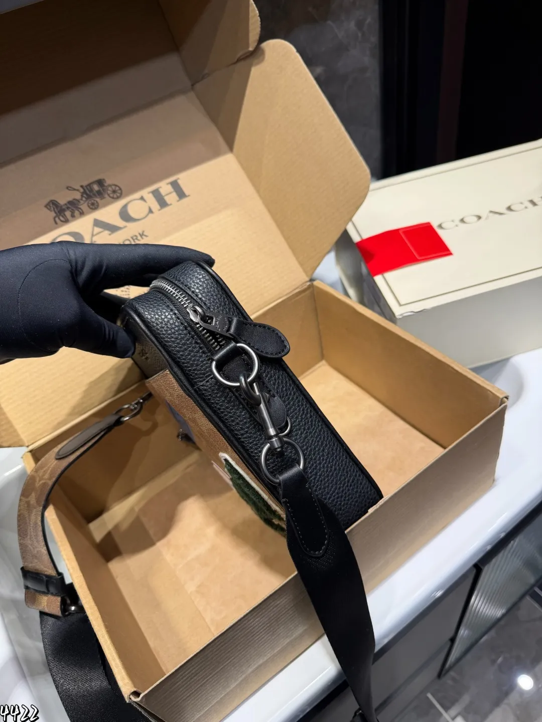 ❤️p200(礼盒包装)❤️ Coach蔻驰新品 手机包新配色 绝绝子了 蔻驰九月新品首发小手机包包 男生男士小包Track手机包斜挎包背上就是那纯纯帅气男孩 尺寸:16*6*21cm