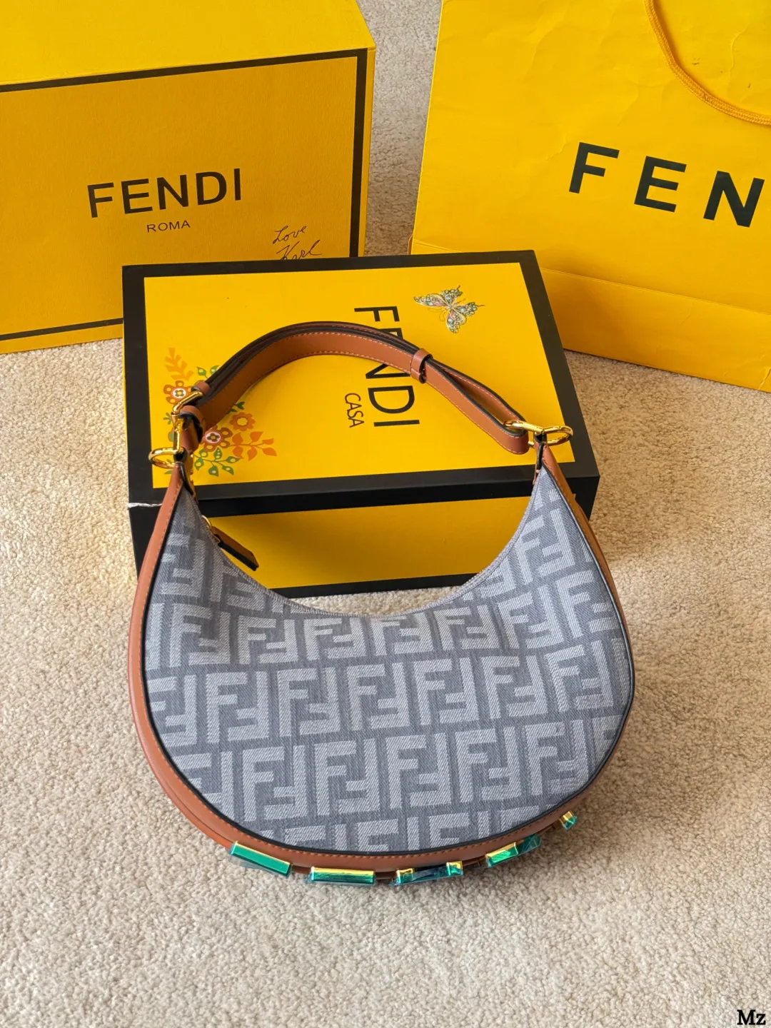 原版布p175 Fendi 2025 Fendigraphy半月 包J @FENDI 2022春夏季全新Fendigraphy手袋的来 咯! !圖期待已久~秀上就相中了这款回回画 猛的一看像饺子乍一看又像月牙。) hhh~ ◆这一系列包 以圆润流畅的半月包为基础▼ 包底装饰大号「FENDI」 金属徽标作为点缀+ 展现Fendi独到利落现代美学,属于越看越耐看型间推出拼接皮革、纯色小牛皮等不同款式,配有可调节手柄设计,可手提或作为腋下包背携1 ◆同系列还有更小只的手腕包,别有一番风味(图2)人人都能拍出时尚大片@回@@ 主要是抵挡不住马卡龙色系的诱惑 太春天、太阳光章、太治愈了通感 凹造型神器,张张是大片酒酒道 全新尺寸NEW ( 价格也很美丽国) 手腕包Size: 中号 30 16cm