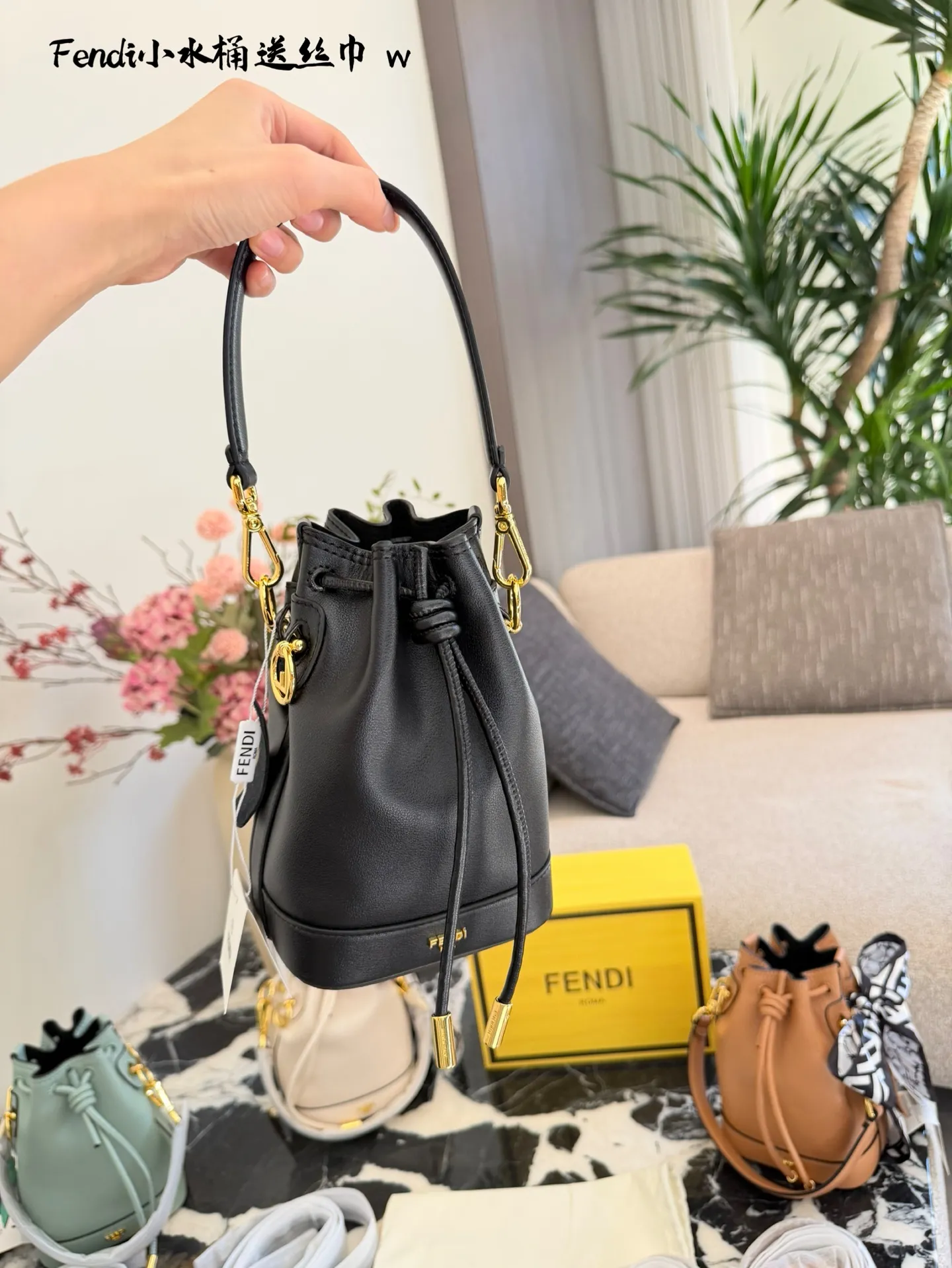 Fendi黑色小水桶包​​p170 🖤Fendi黑色小水桶包，选用优质牛皮，手感细腻耐用，搭配古金色金属配件，低调又奢华✨。抽绳开合设计，安全又方便，尺寸约15&times;20日常通勤或出行都很适合。肩带可调节，手提、单肩、斜挎随心切换，内部空间能装手机、化妆品等日常小物，实用又时髦💼。意大利制造，工艺精湛，是Fendi经典系列，时尚爱好者必入！配盒子丝巾