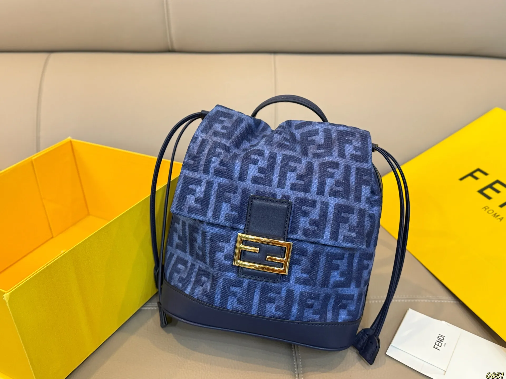 &yen;180 芬迪FENDI 双肩包 太好看啦 复古时髦又大气 不仅百搭实用性也高 出门可以解放双手了 尺寸22 24
