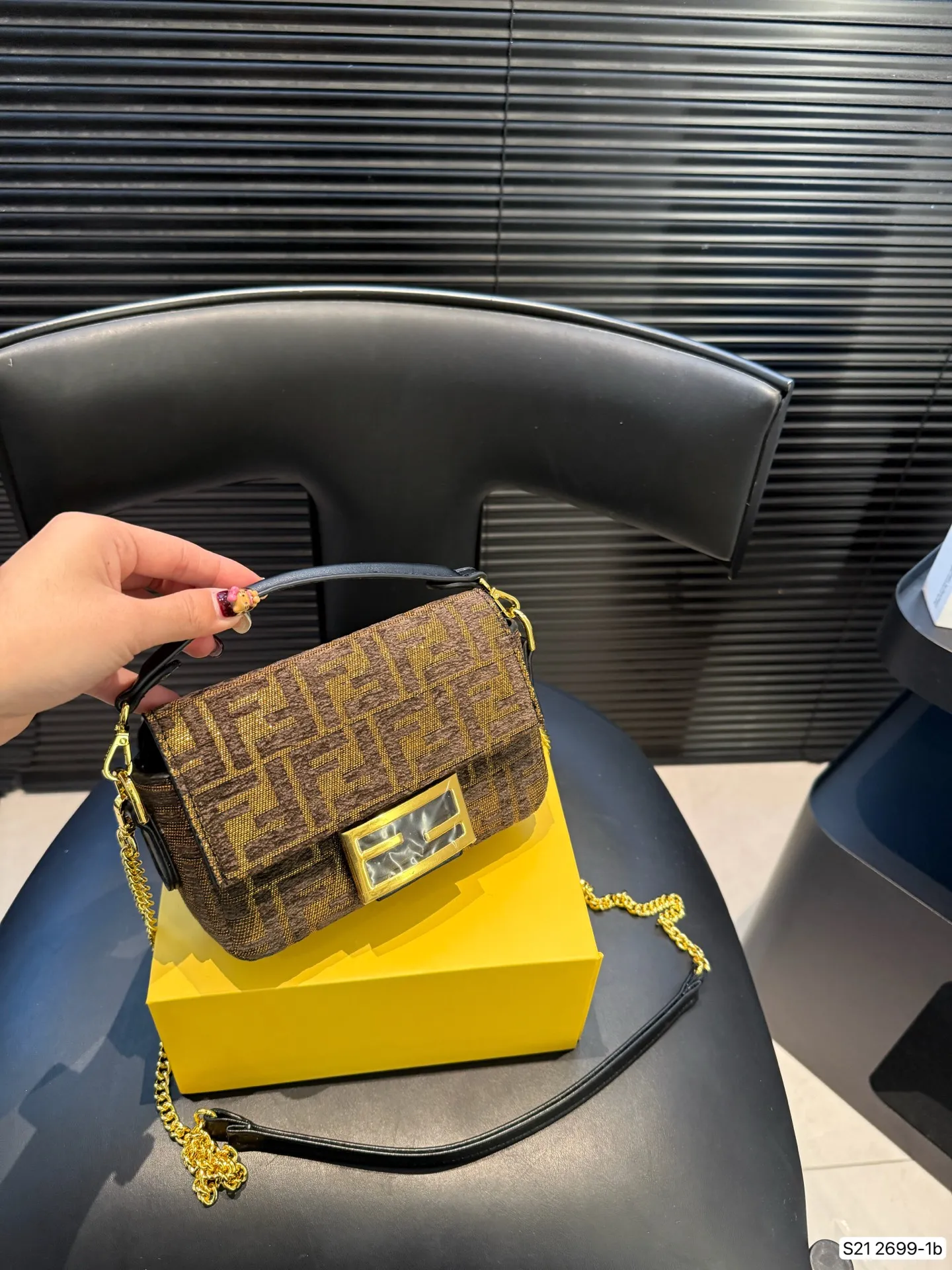 P155配折叠盒子 芬迪麻将包腋下包复古气息满满，小巧精致不会有邋遢感，各种材质任你挑选，好看时髦同时又拥有着实用的超大内容量，绝对是冬天出门的包包第一选择！尺寸：17 12 货号2699-1