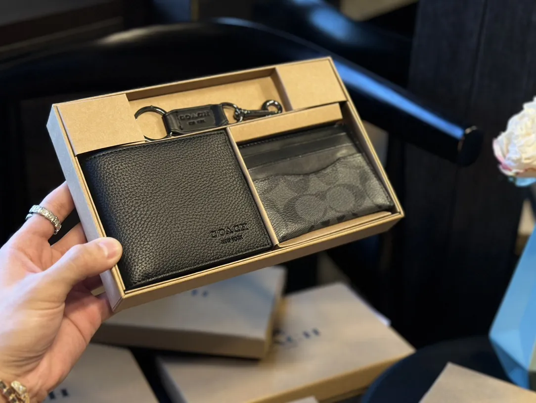福利🐆p70 礼盒包装 Coach 高级男士钱包超级礼盒 钱夹+卡包+钥匙扣 男士钱包我一直喜欢的就是 Coach,因为它的辨识度高而且做工值得信任。而且设计简约,真皮抗磨耐用,送朋友、男友 首选