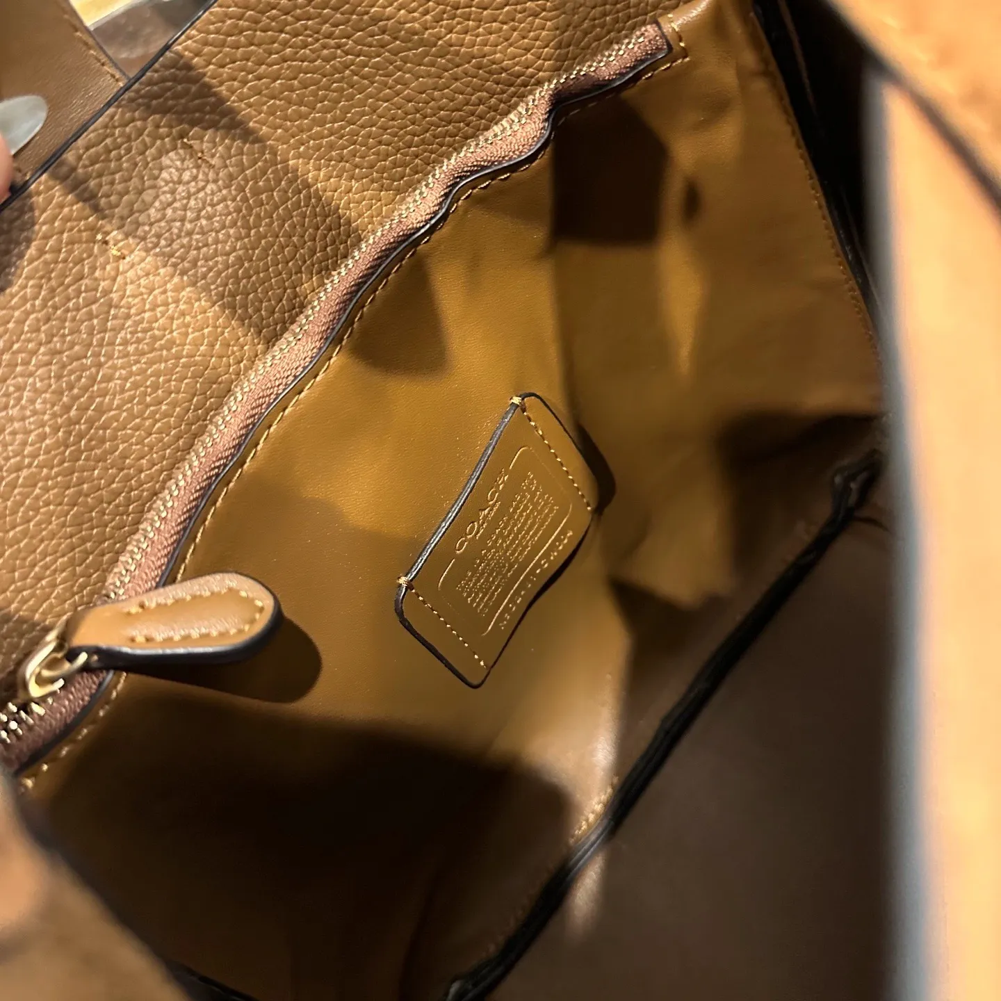 p160 礼盒包装 COACH新款NHadley美哭啦 COACH十月新款Hadley crossbody 可调节拼接肩带设计可腋下可斜挎 麂皮材质氛围感一整个电 真的不要太美 尺寸 23×25cm