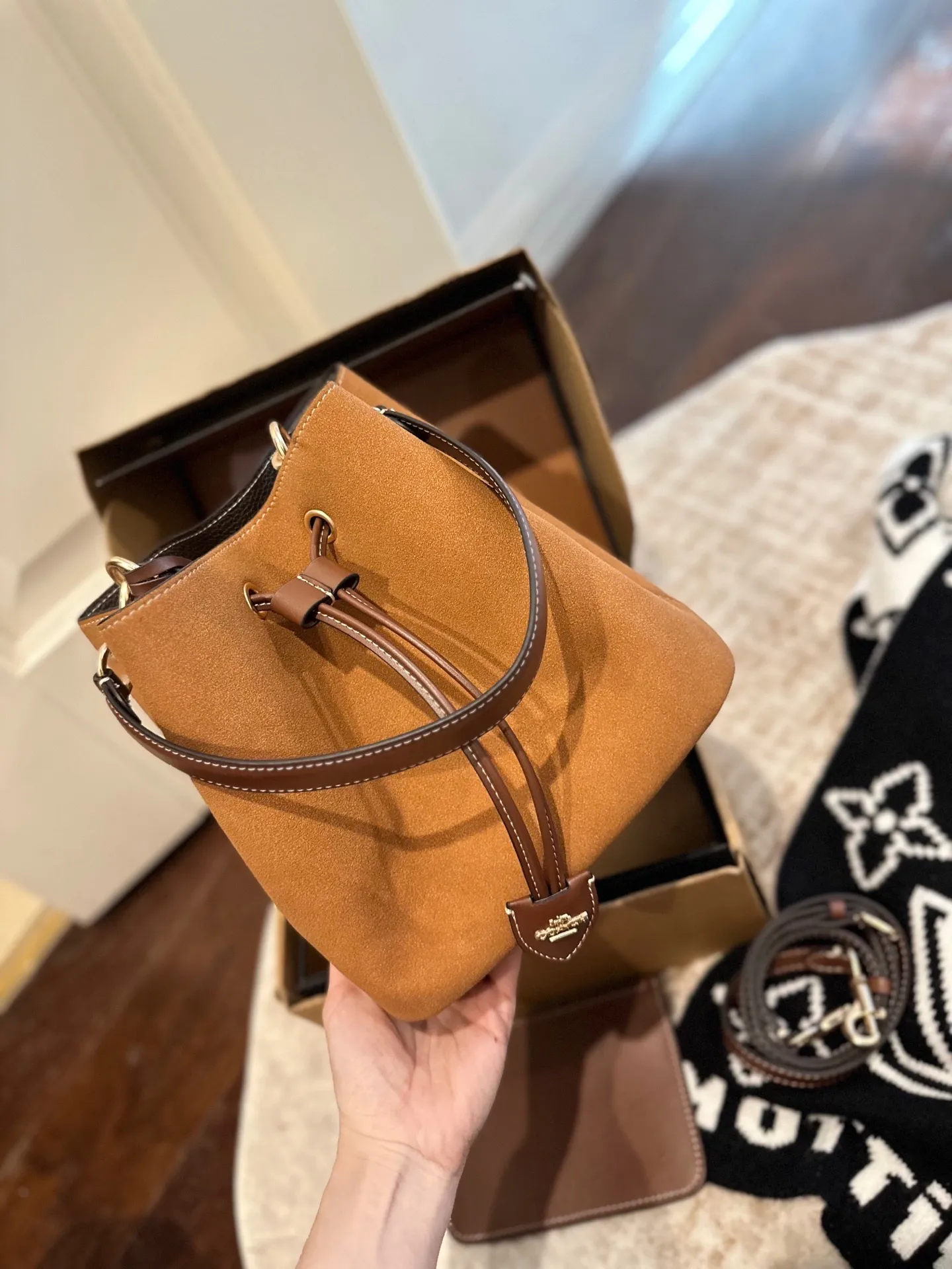 p185 礼盒包装 Coach新品水桶是不是很戳心巴推荐理由 V两条肩带手提/腋下/斜挎任意切换 尺寸25 23cm高轻便又很实用 浅奶茶新色秋日第一抹温柔