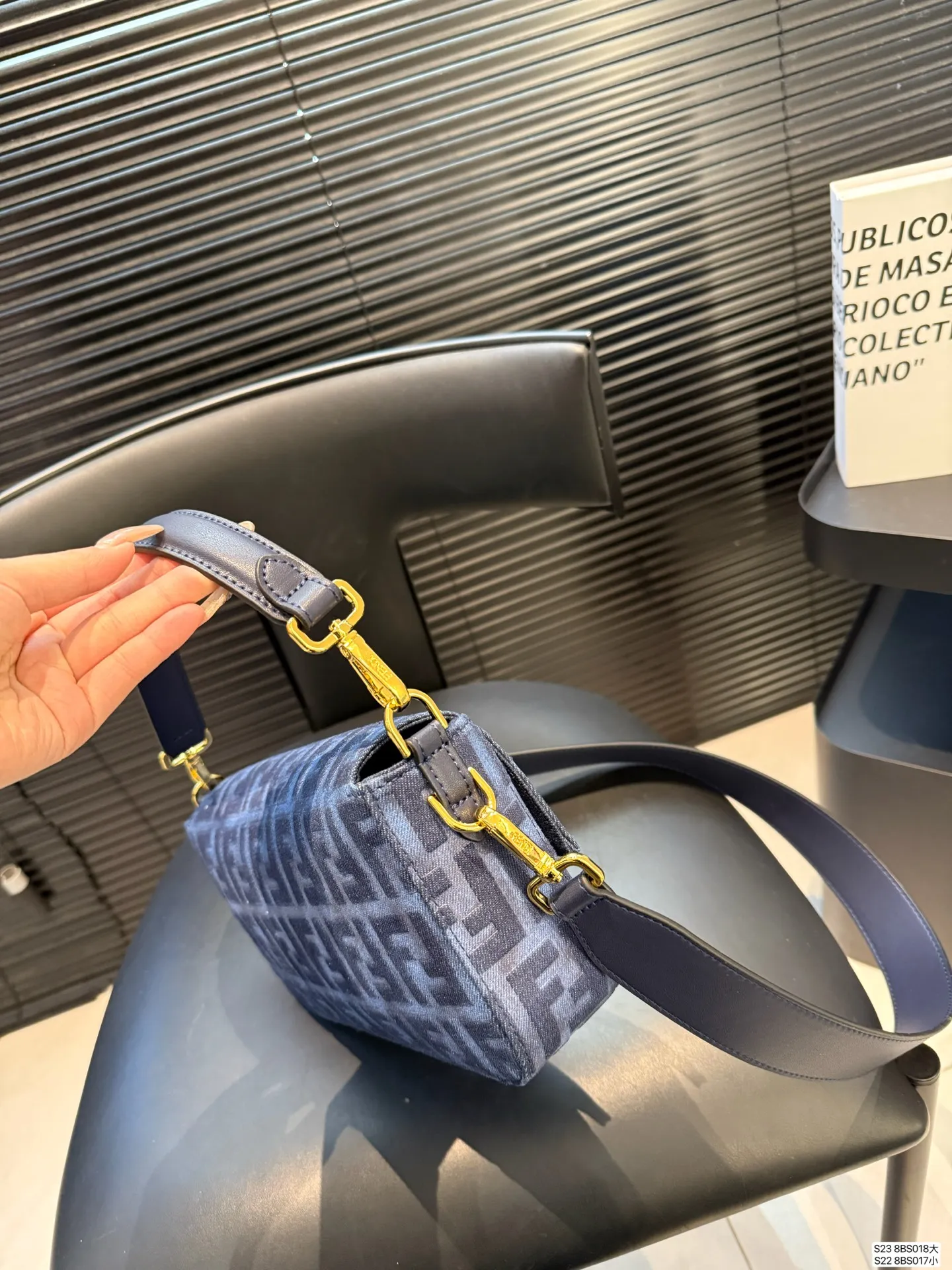 大号P165 小号P160 芬迪腋下包复古气息满满,小巧精致不会有邋遢感,各种材质任你挑选,好看时髦同时又拥有着实用的超大内容量,绝对是冬天出门的包包第一选择!尺寸:大26 14 小20 11货号大8BS018 小8BS017