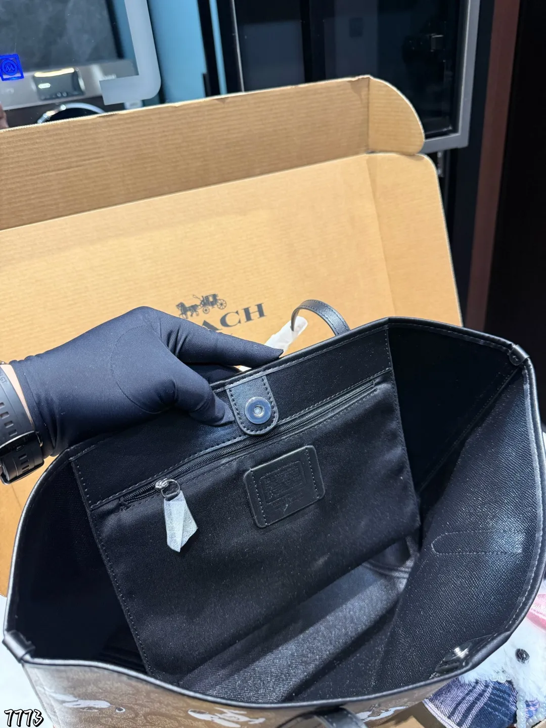 ❤️p175（礼盒包装）❤️ Coach 经典city托特包经典logo购物袋tote包大爆款 分分钟断货！正反两面都好看！毫无违和感！size: 45.28