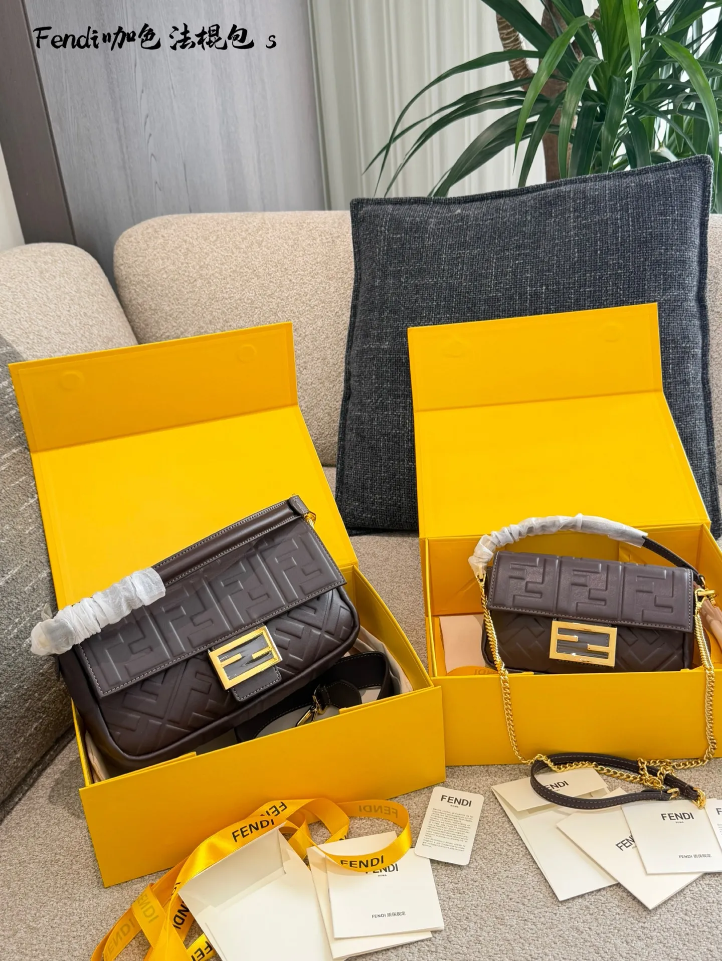 芬迪法棍包p180p190 这是芬迪(Fendi) 品牌的Baguette法棍包， 以其独特的长方形设计和FF压花图案闻名。这款包由Silvia Venturini Fendi于1997年设计，灵感来源于法国人夹着法棍面包回家的样子。包包采用柔软的羊皮材质，配有可拆卸的肩带和手提带，适合多种背法。 养护方面，建议使用柔软的布料轻轻擦拭表面灰尘，避免长时间暴露在阳光下，以防褪色。存放时最好放入防尘袋中，保持干燥通风环境，延长使用寿命。 20cm26cm